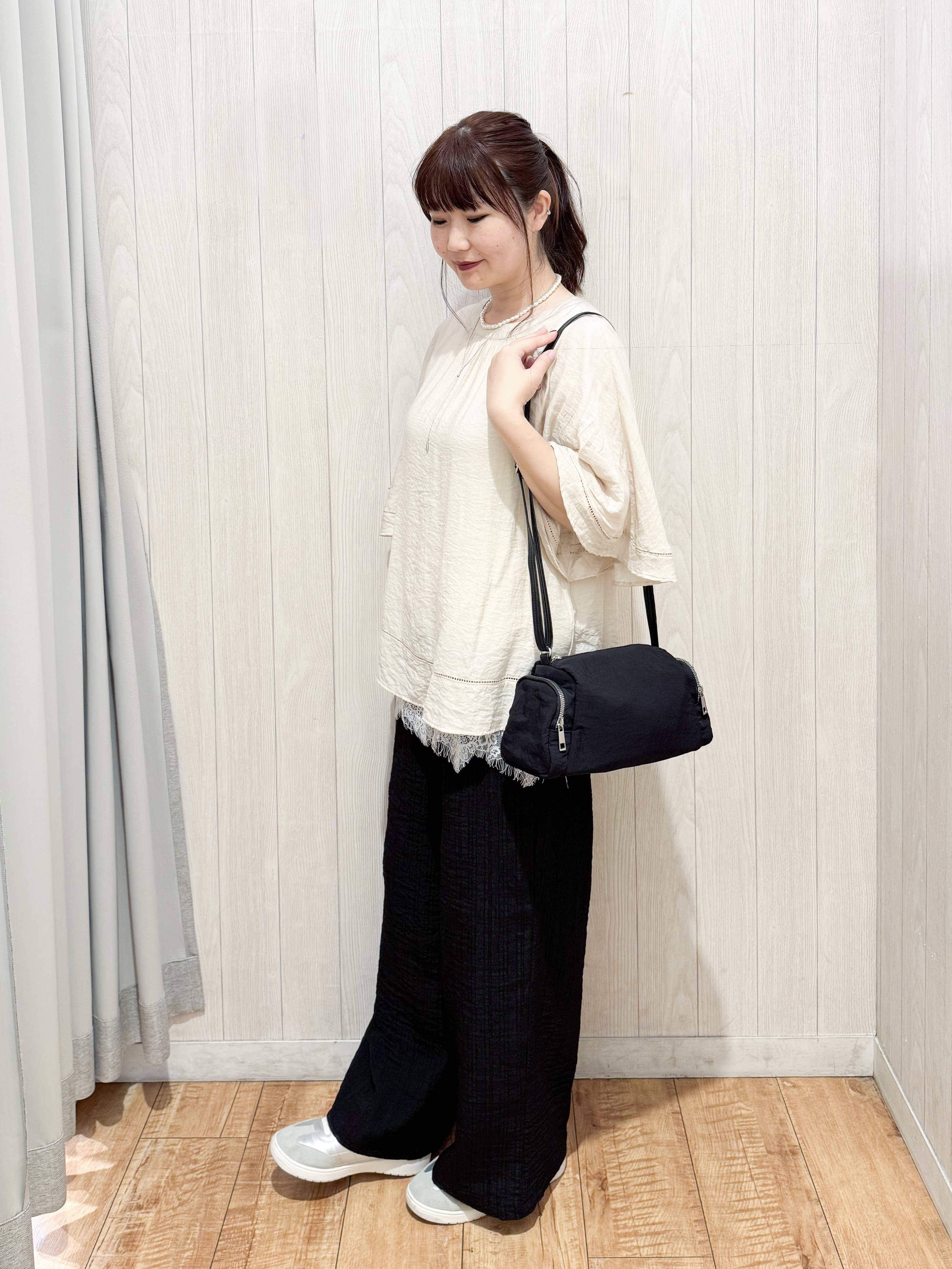 愛さんの「SHOO･LA･RUE｜【S-LL/洗濯機可/体型カバー】はしごレースがポイント スラブポンチョ風ブラウス」を使ったコーディネート