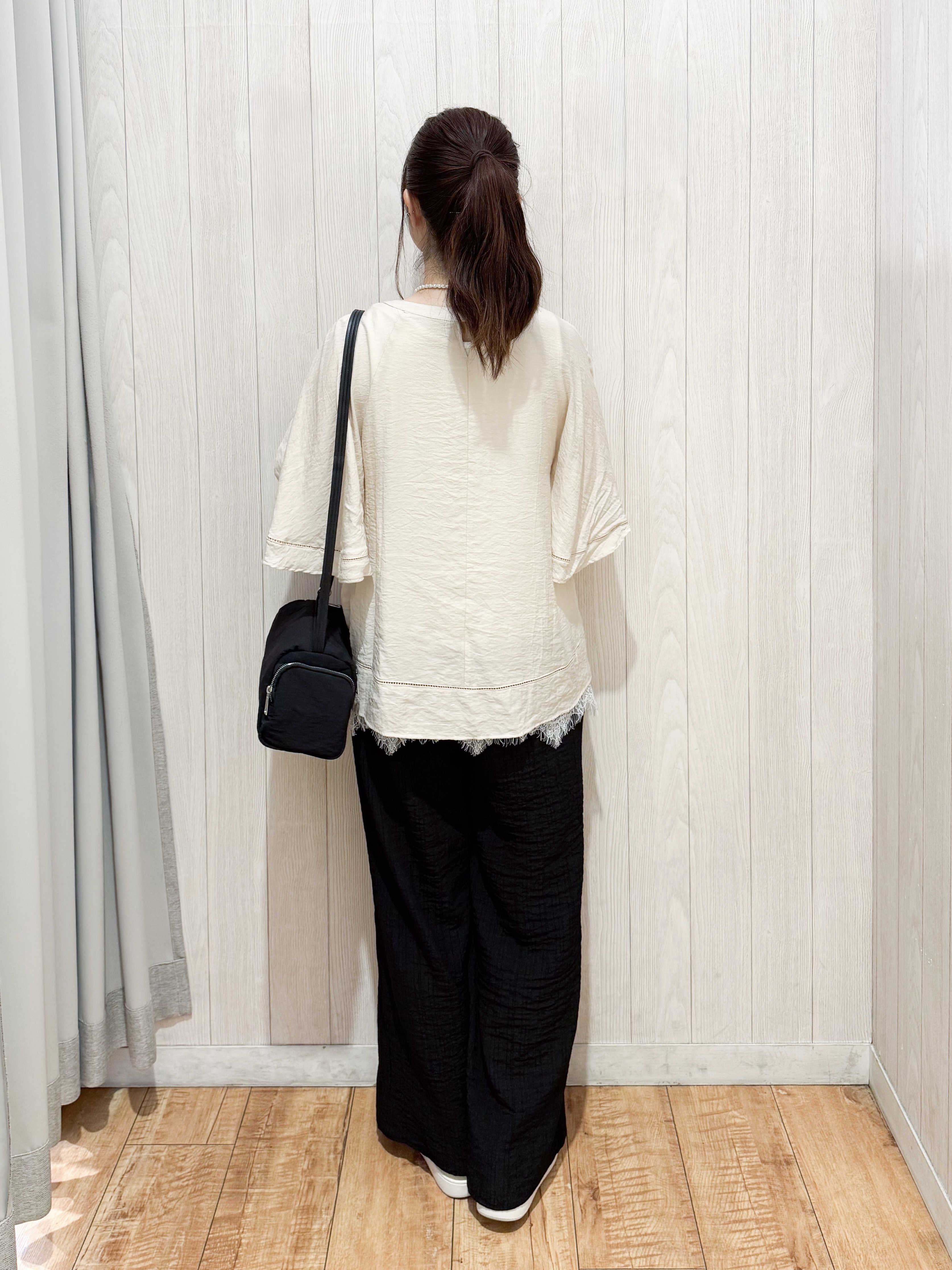 愛さんの「SHOO･LA･RUE｜【S-LL/洗濯機可/体型カバー】はしごレースがポイント スラブポンチョ風ブラウス」を使ったコーディネート