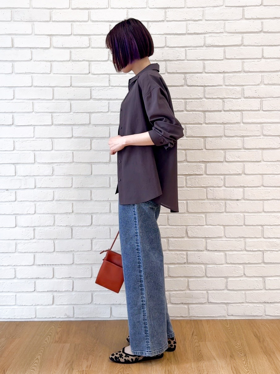 𝐜𝐡𝐢𝐤𝐚さんの「SHOO･LA･RUE｜【通気性〇/S-LL/洗濯機可】羽織にも使いやすい きちんとベーシックシャツ」を使ったコーディネート