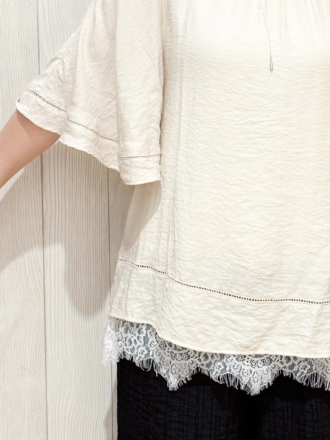 愛さんの「SHOO･LA･RUE｜【S-LL/洗濯機可/体型カバー】はしごレースがポイント スラブポンチョ風ブラウス」を使ったコーディネート