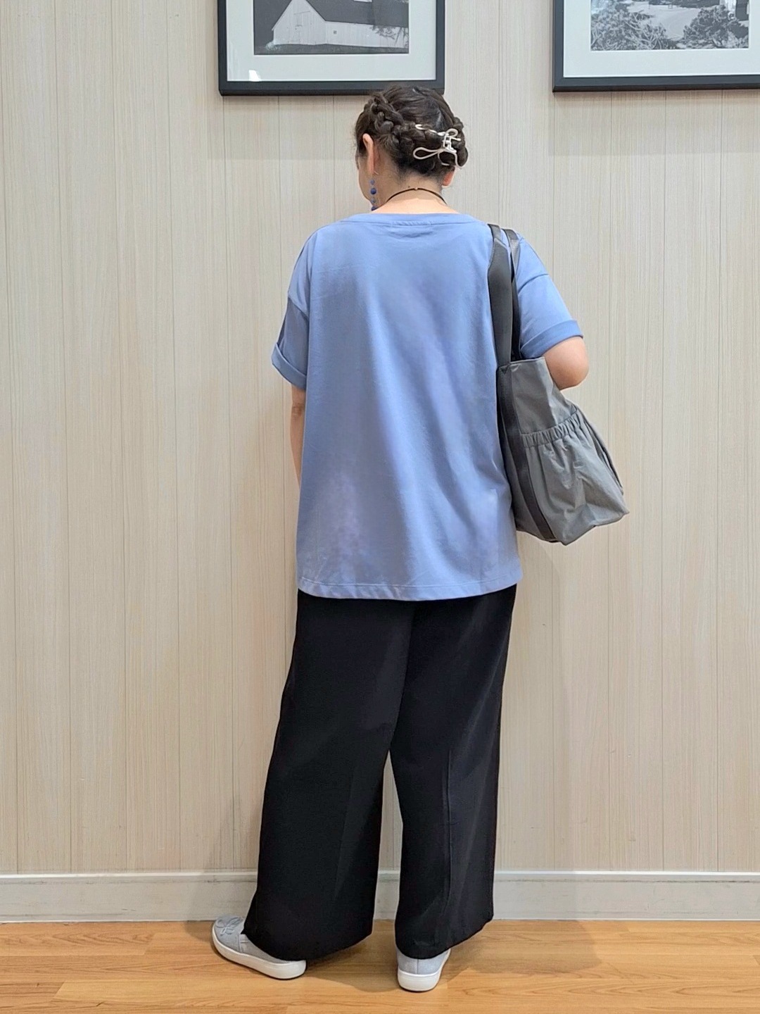Saoさんの「SHOO･LA･RUE｜【ひんやり/体型カバー】プリントデザインが目を惹く 裾シャーリングTシャツ」を使ったコーディネート