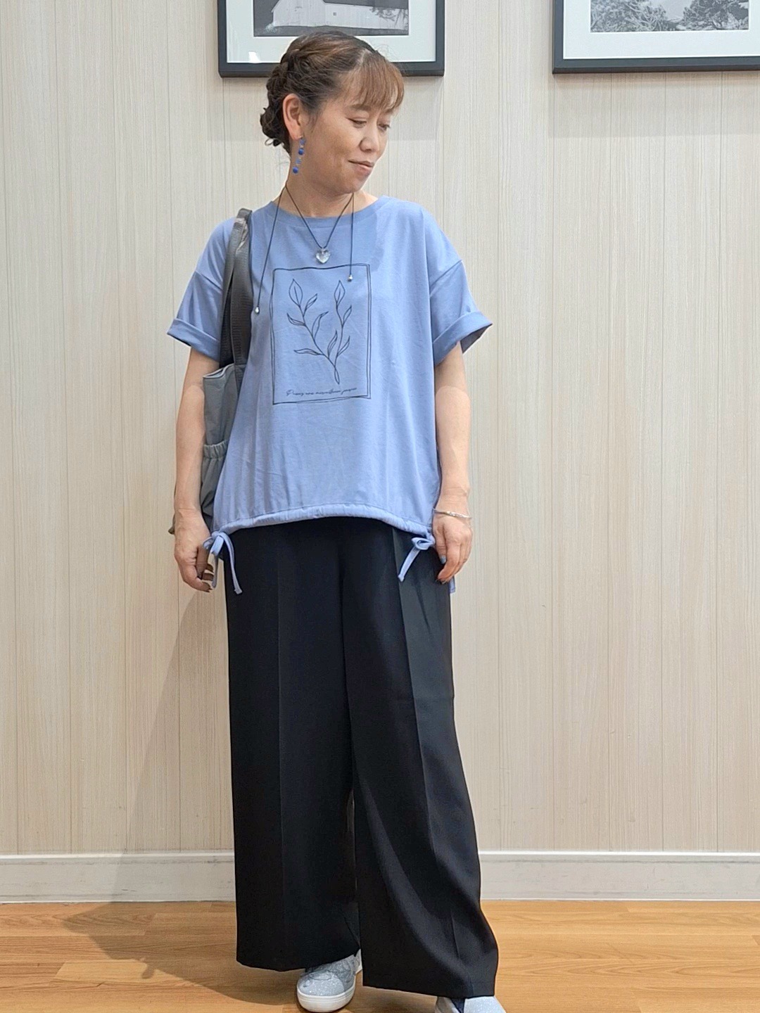 Saoさんの「SHOO･LA･RUE｜【ひんやり/体型カバー】プリントデザインが目を惹く 裾シャーリングTシャツ」を使ったコーディネート