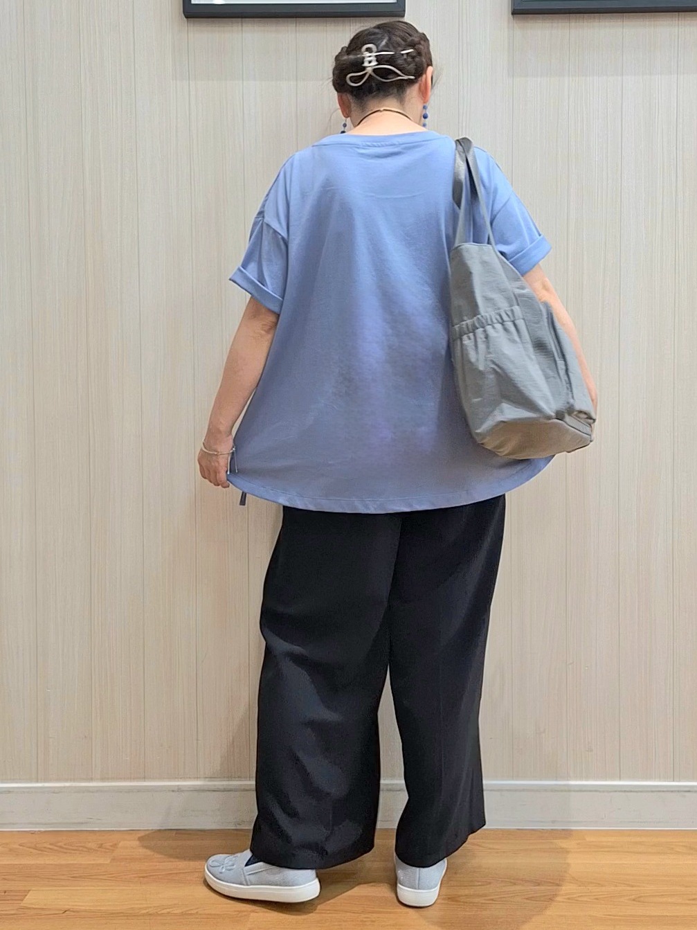 Saoさんの「SHOO･LA･RUE｜【ひんやり/体型カバー】プリントデザインが目を惹く 裾シャーリングTシャツ」を使ったコーディネート