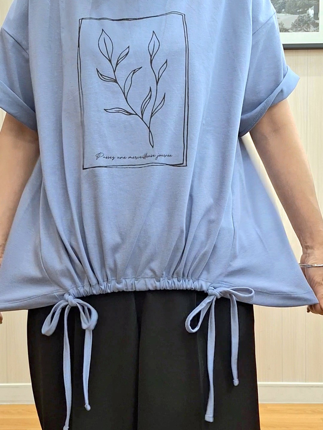 Saoさんの「SHOO･LA･RUE｜【ひんやり/体型カバー】プリントデザインが目を惹く 裾シャーリングTシャツ」を使ったコーディネート