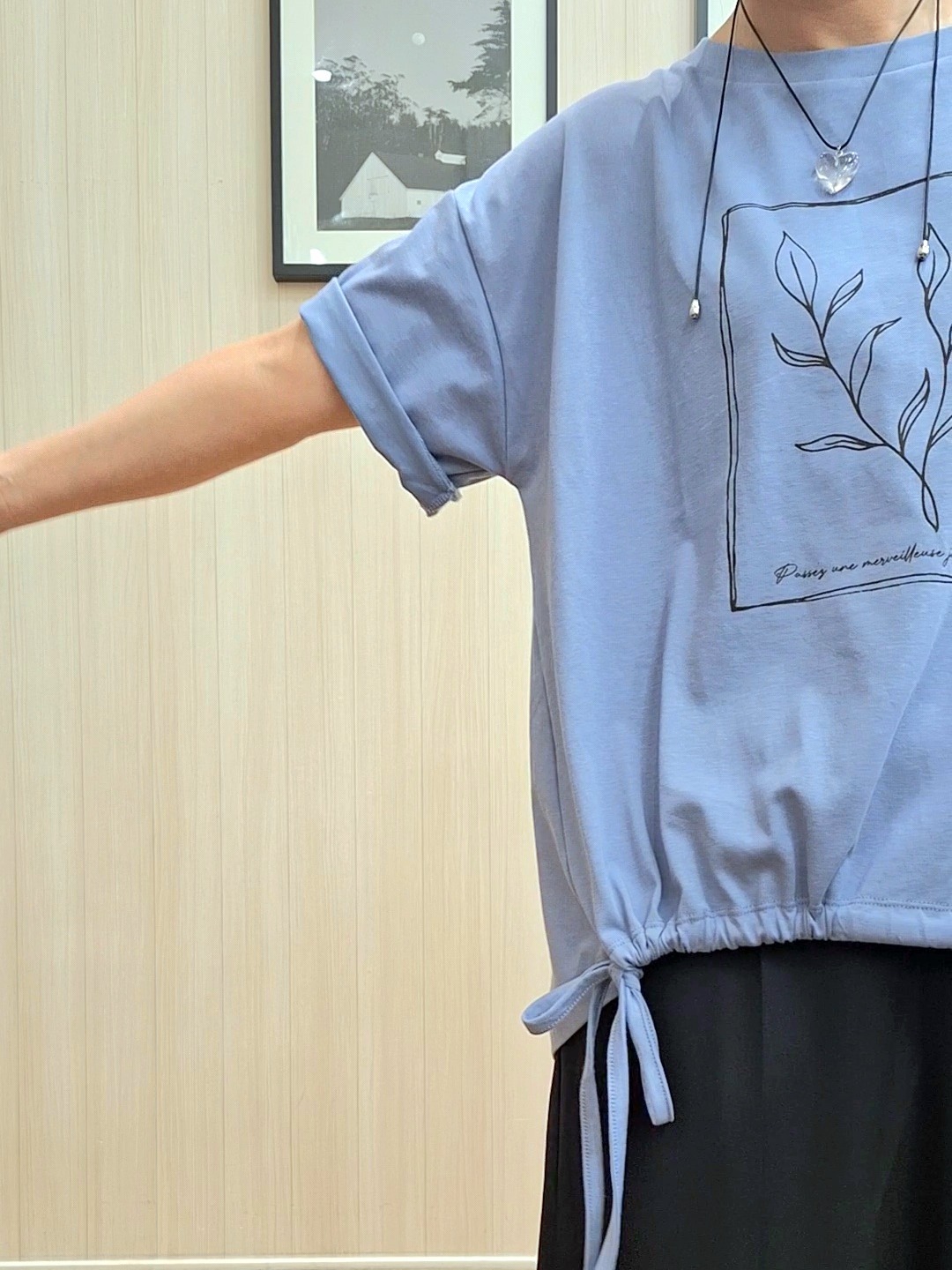 Saoさんの「SHOO･LA･RUE｜【ひんやり/体型カバー】プリントデザインが目を惹く 裾シャーリングTシャツ」を使ったコーディネート