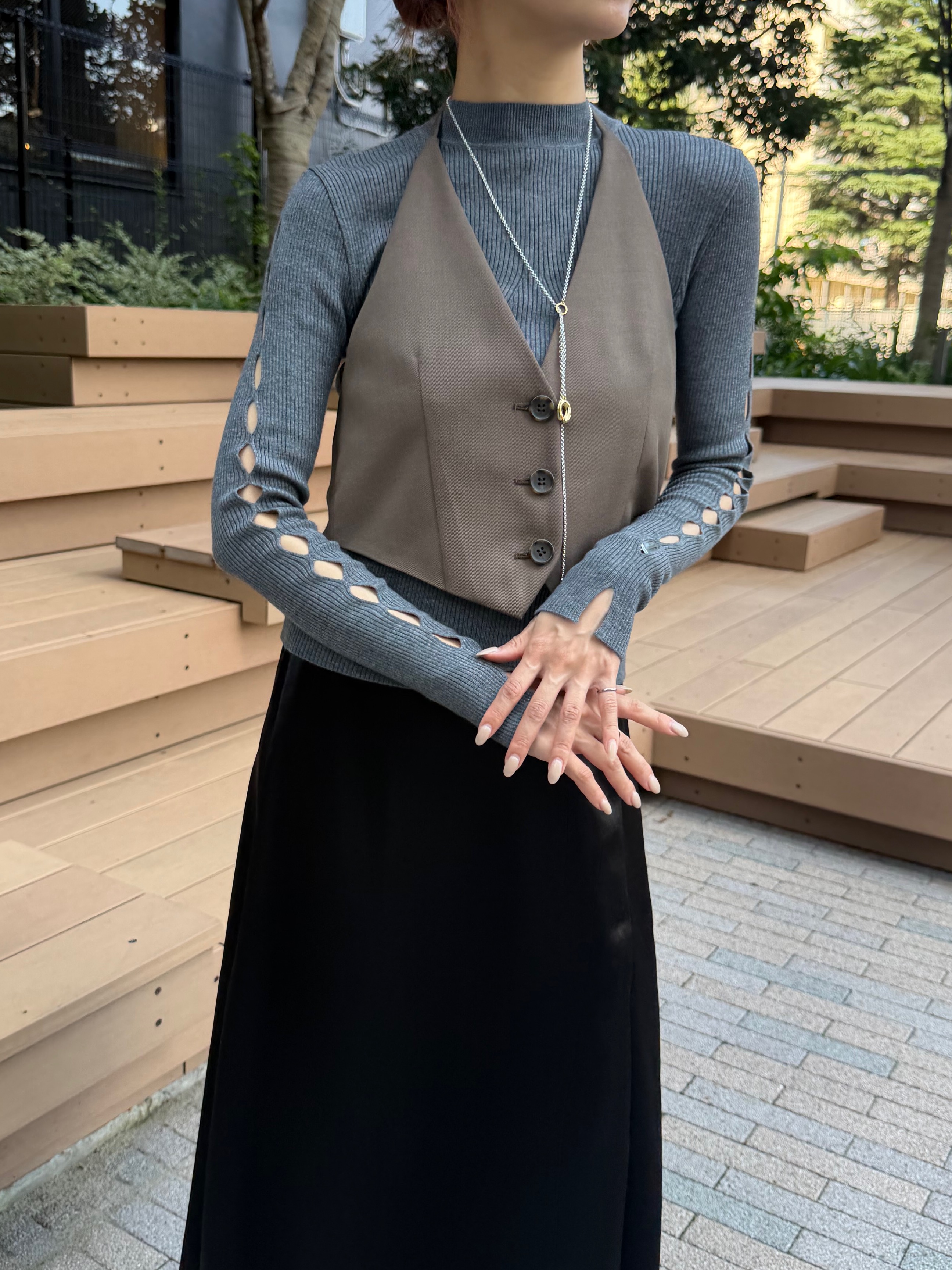 kanamiさんの「CODE A｜cut－out sleeve knit top」を使ったコーディネート