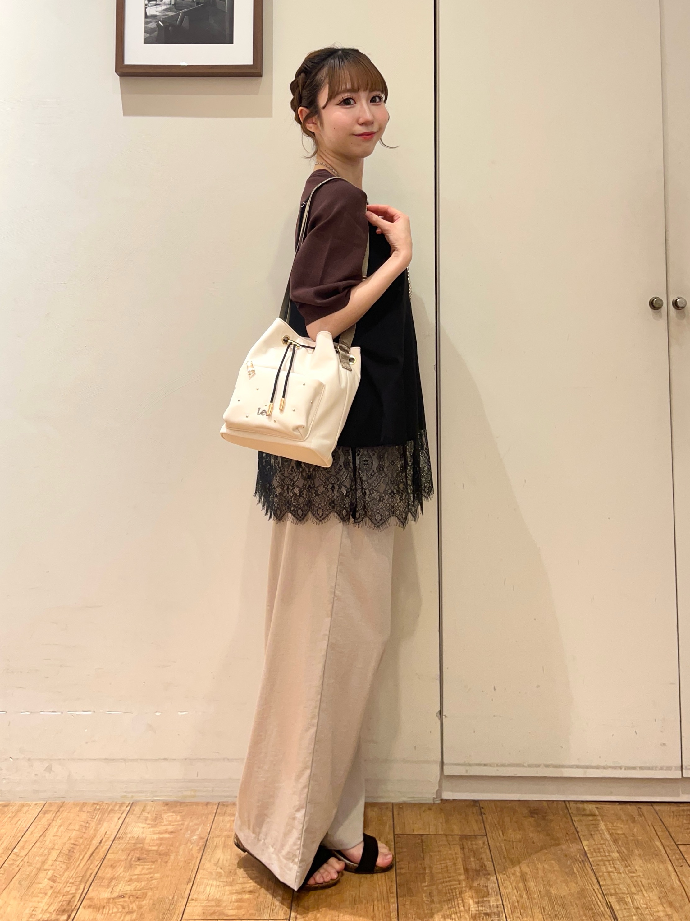 AIRIさんの「SHOO･LA･RUE｜【洗濯機可/S-LL】体型カバーしながらこなれ見え。レース付きキャミソール」を使ったコーディネート
