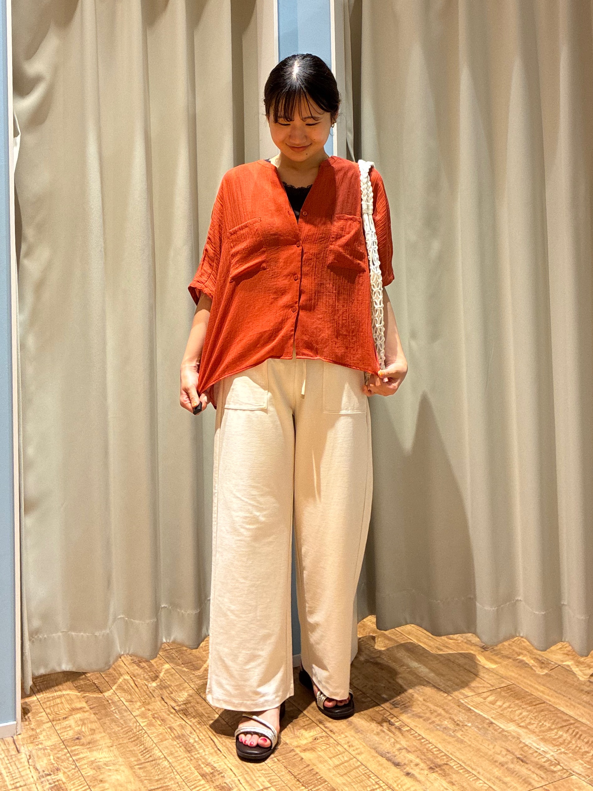 もんちゃんさんの「SHOO･LA･RUE｜【洗濯機可/選べる6色】程よいシアー感が涼し気 ゆったりワッシャードルマンブラウス」を使ったコーディネート