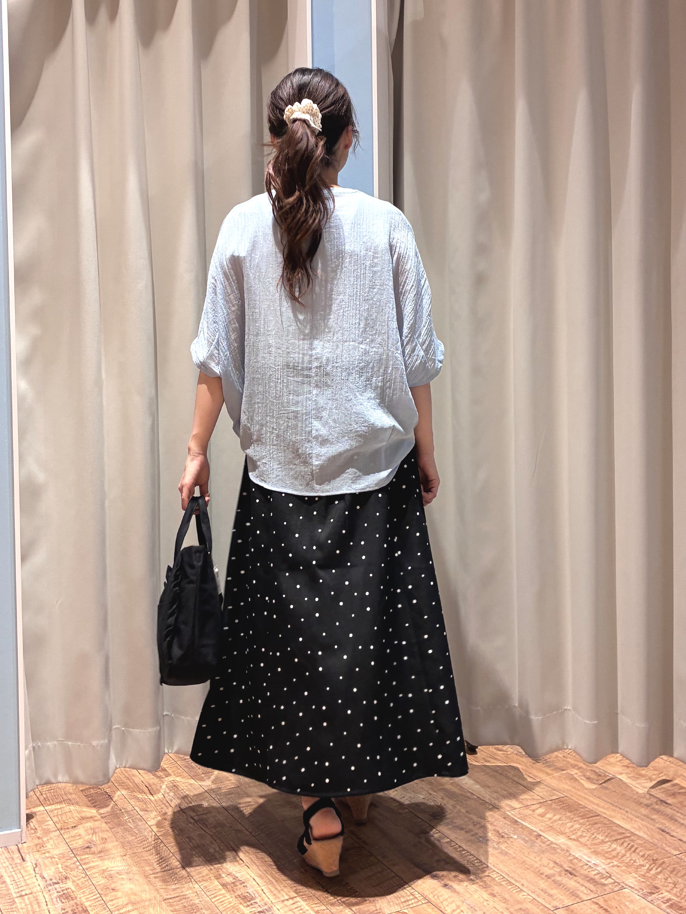もんちゃんさんの「SHOO･LA･RUE｜【洗濯機可/選べる6色】程よいシアー感が涼し気 ゆったりワッシャードルマンブラウス」を使ったコーディネート