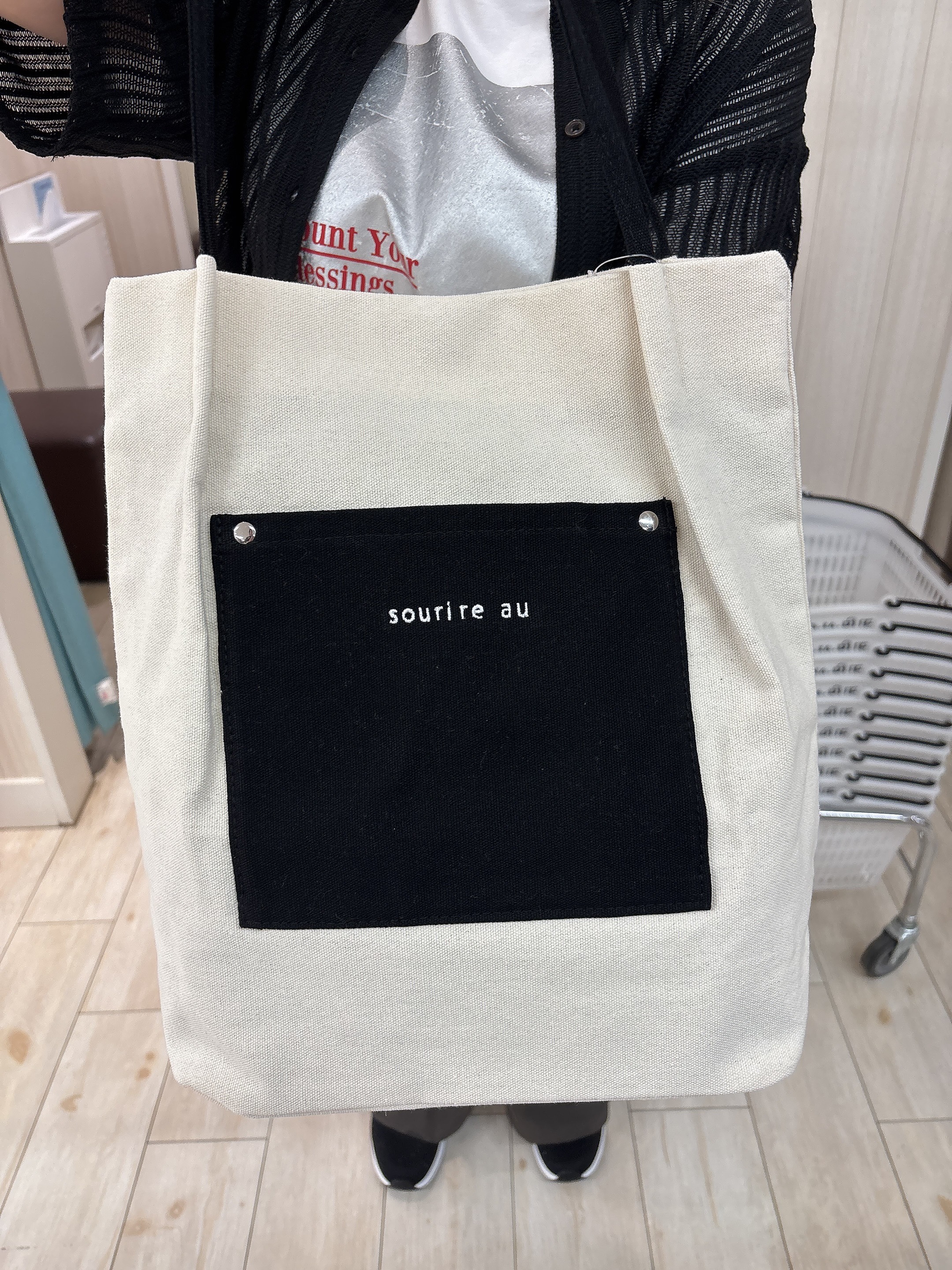 AMI55さんの「SHOO･LA･RUE｜【洗濯機可/S-LL】軽やかで涼しげな 透かしレース風前開きシャツ」を使ったコーディネート