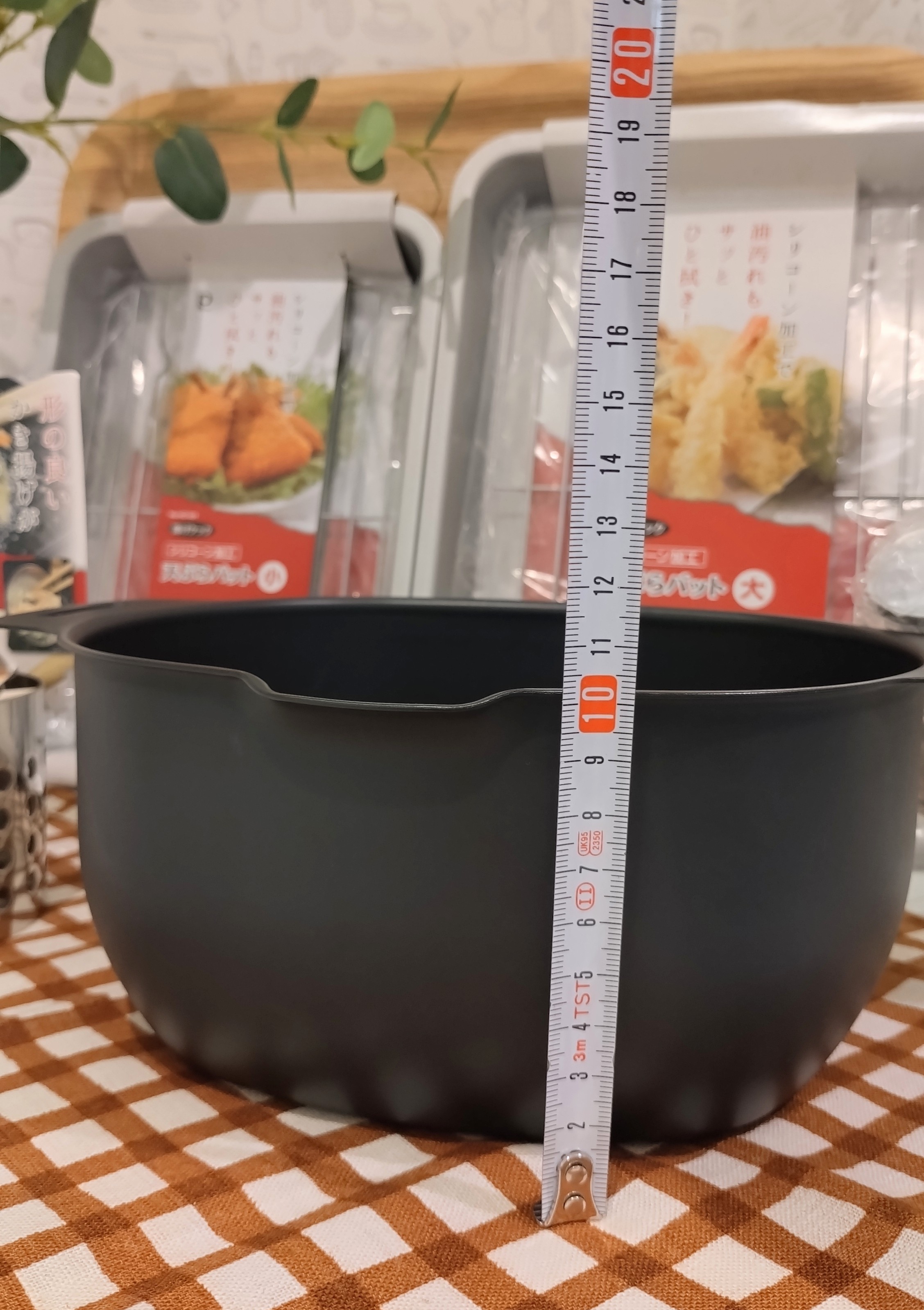 PANタナカさんの「212 KITCHEN STORE｜燕三 IH対応鉄楕円揚げ鍋20&times;17cm 温度計付」を使ったコーディネート