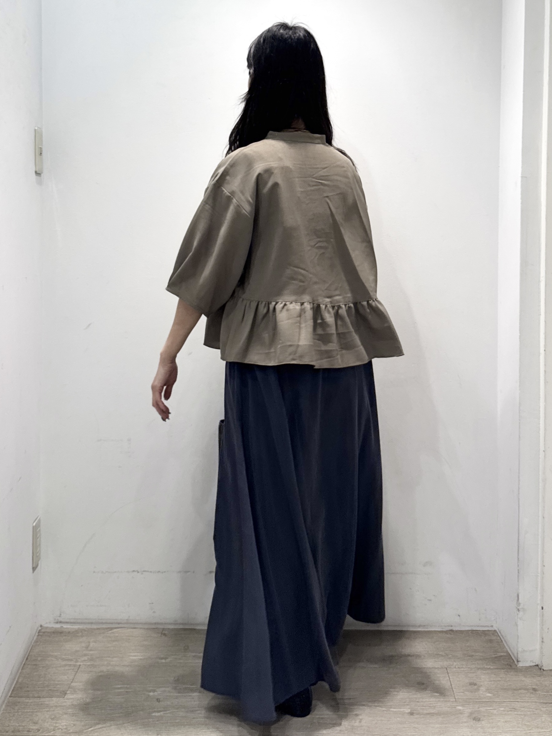 yuicciさんの「OPAQUE.CLIP｜フリルペプラムブラウス【UV／接触冷感／吸水速乾／防シワ／洗濯機OK】」を使ったコーディネート