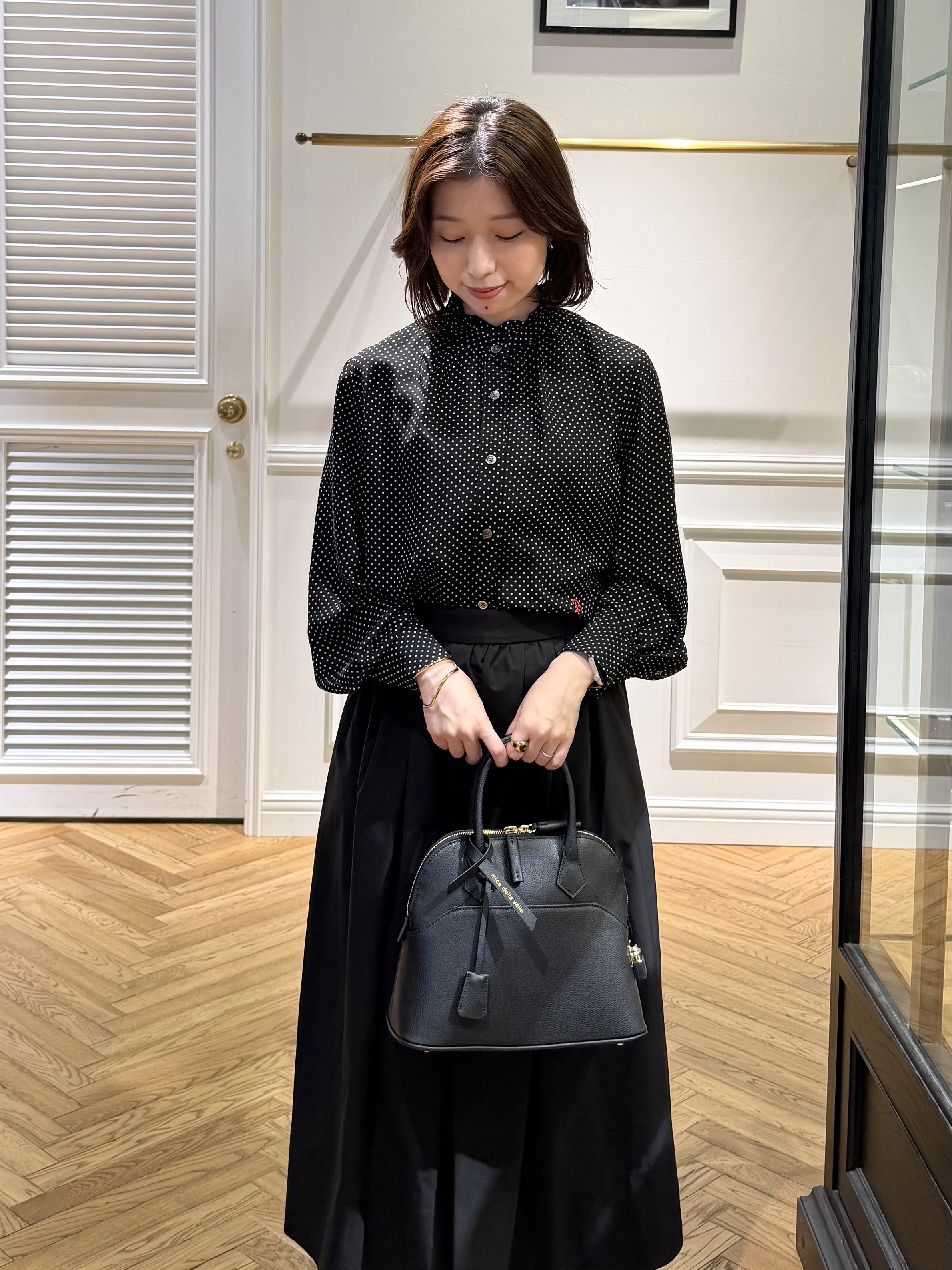 つじ まこさんの「DRESSTERIOR｜スタンドフリル ドットシャツ」を使ったコーディネート