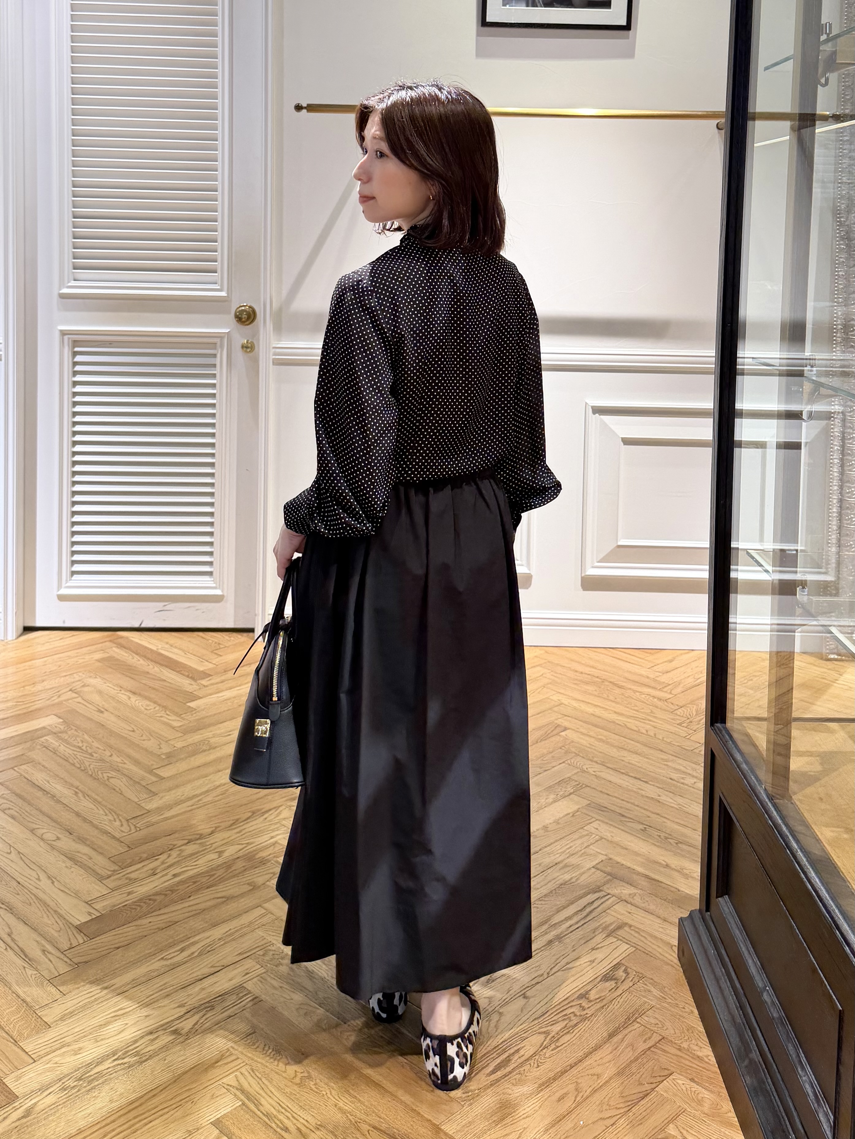 つじ まこさんの「DRESSTERIOR｜スタンドフリル ドットシャツ」を使ったコーディネート
