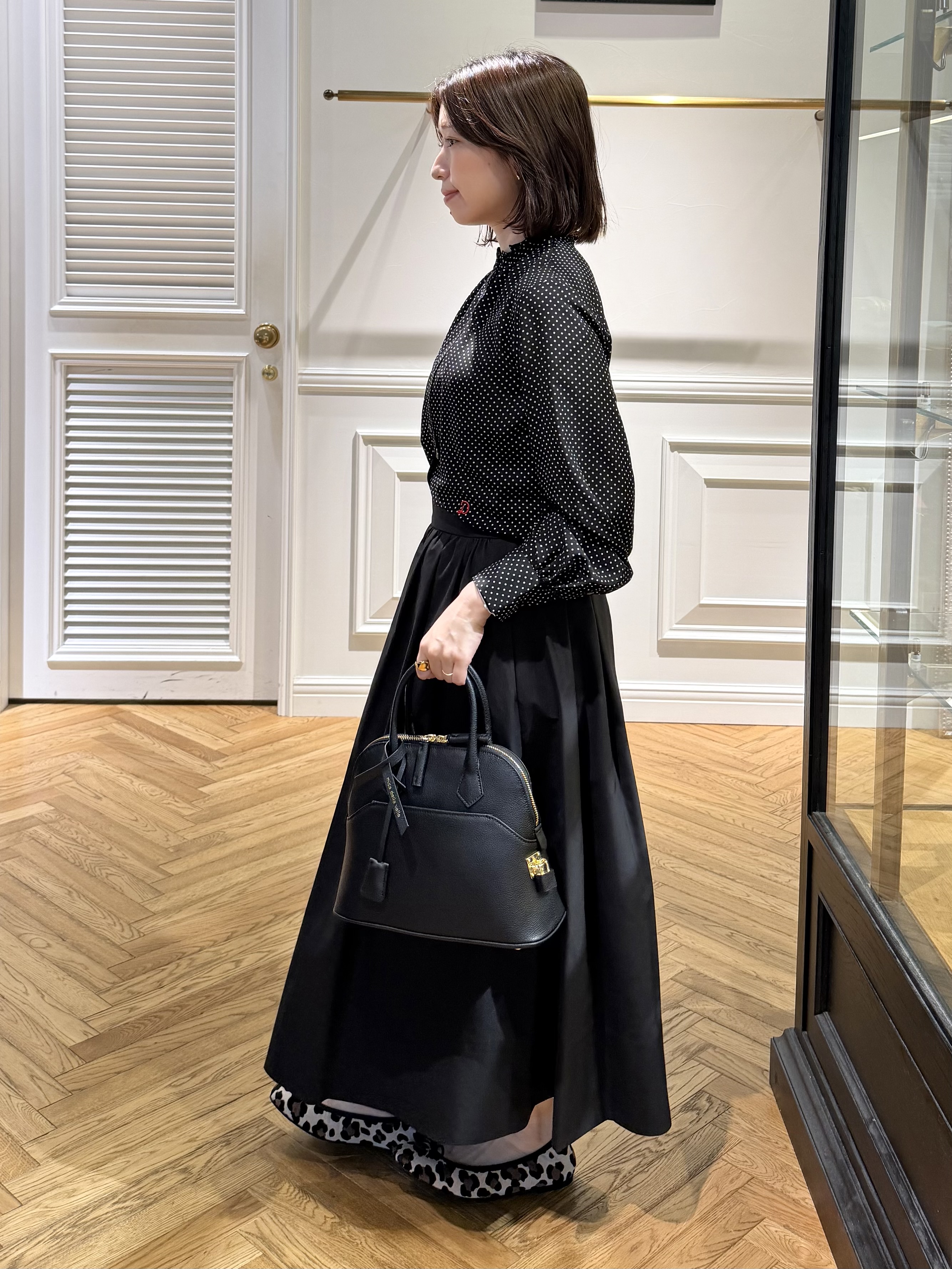 つじ まこさんの「DRESSTERIOR｜スタンドフリル ドットシャツ」を使ったコーディネート