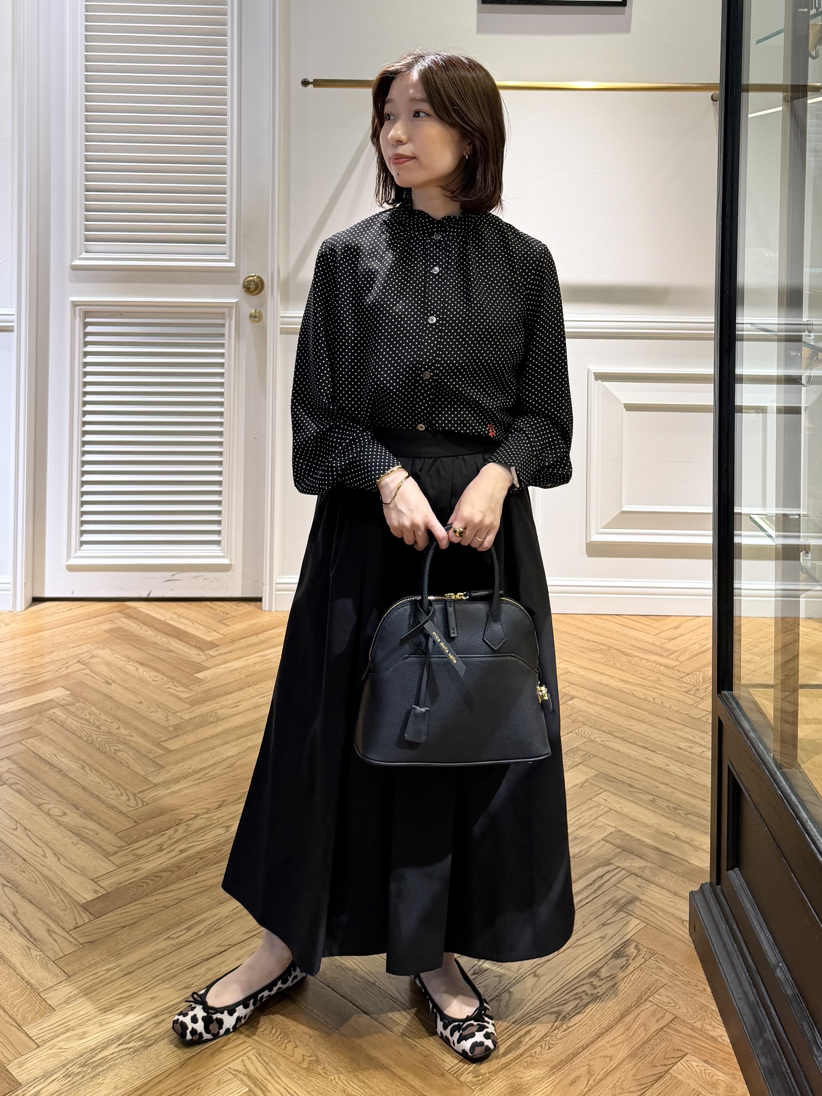 つじ まこさんの「DRESSTERIOR｜スタンドフリル ドットシャツ」を使ったコーディネート