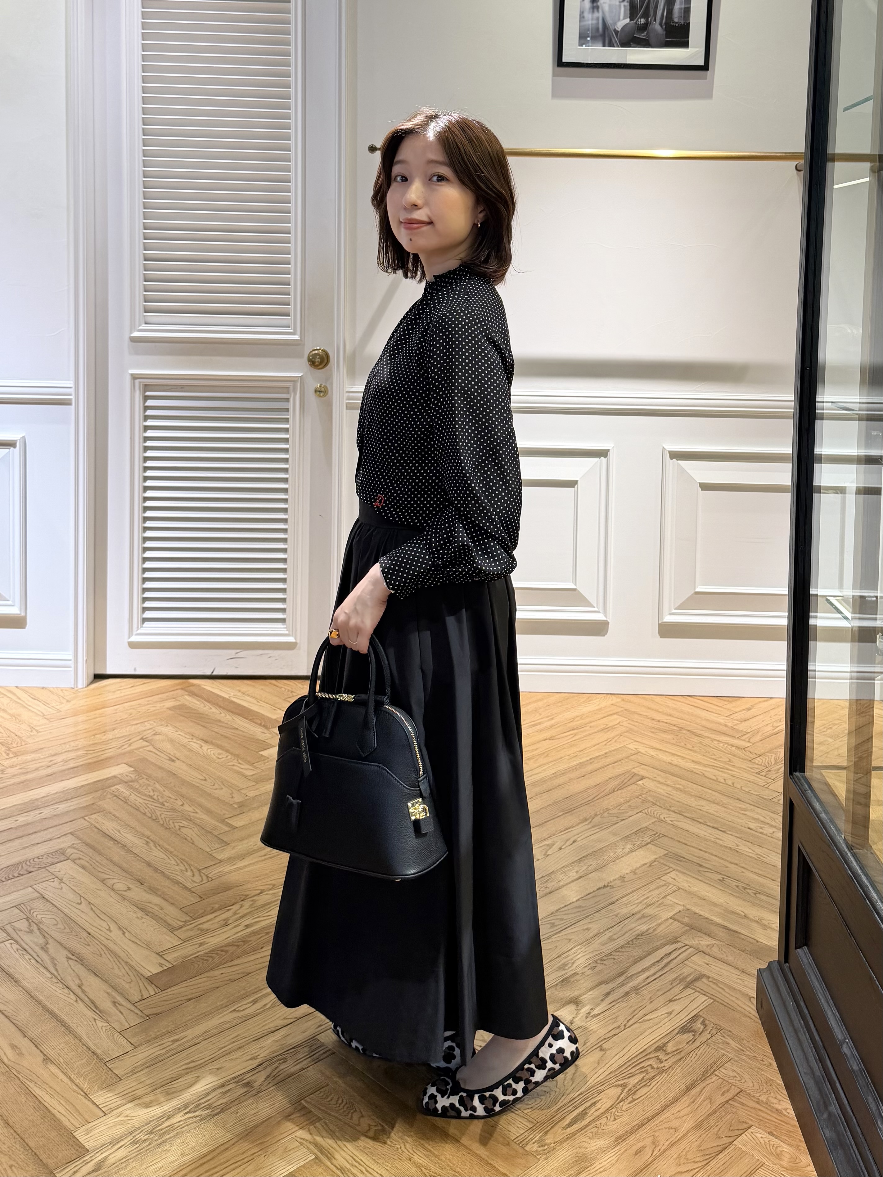 つじ まこさんの「DRESSTERIOR｜スタンドフリル ドットシャツ」を使ったコーディネート