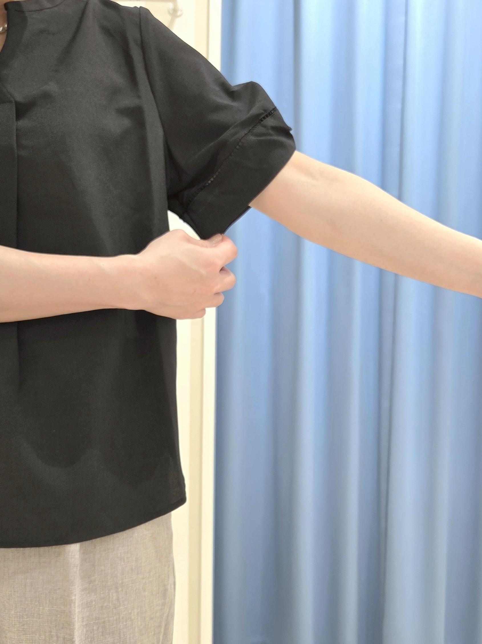 Ikumiさんの「SHOO･LA･RUE｜【洗濯後しわになりにくい/インせずきまる】お袖のハシゴレースで涼やかに 麻調スキッパーブラウス」を使ったコーディネート