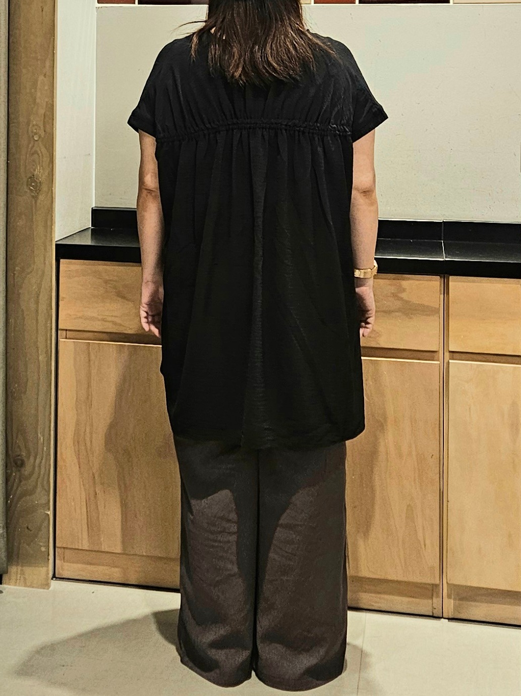 okayuさんの「THE SHOP TK｜【夏に嬉しい多機能/体型カバー】ひんやりさらさら シャーリングブラウス」を使ったコーディネート