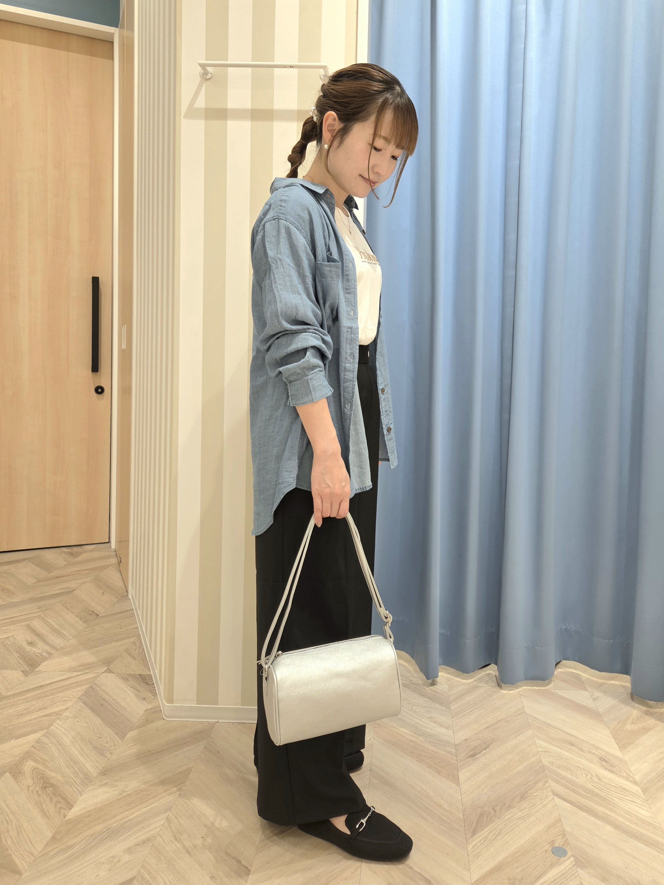 Ikumiさんの「SHOO･LA･RUE｜【綿100%/UV/S-LL/体型カバー】ヒップが隠せる 柔らかシアーデニムシャツ」を使ったコーディネート