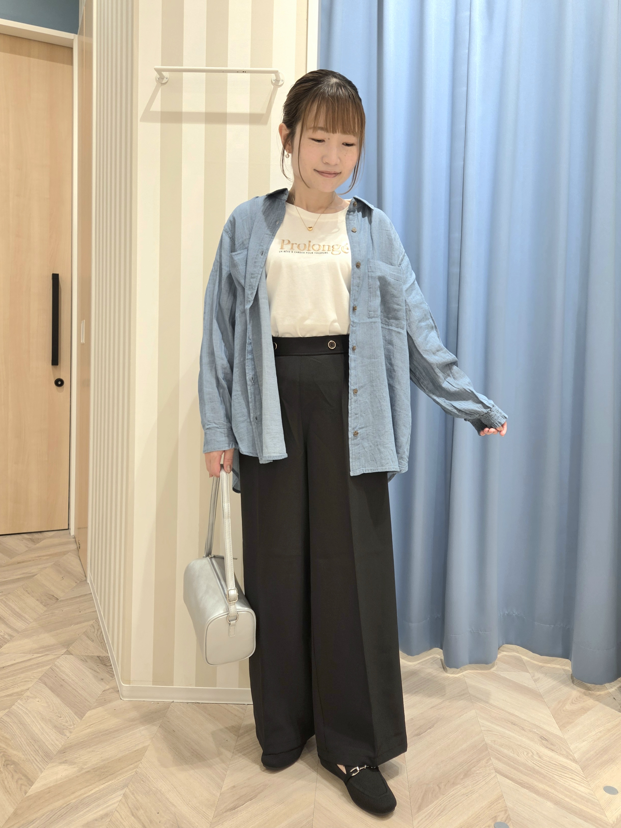 Ikumiさんの「SHOO･LA･RUE｜【綿100%/UV/S-LL/体型カバー】ヒップが隠せる 柔らかシアーデニムシャツ」を使ったコーディネート