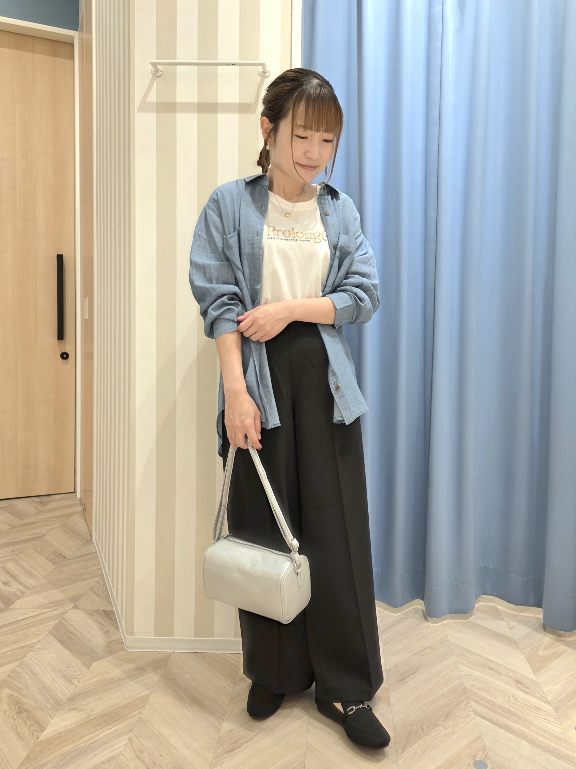 Ikumiさんの「SHOO･LA･RUE｜【綿100%/UV/S-LL/体型カバー】ヒップが隠せる 柔らかシアーデニムシャツ」を使ったコーディネート