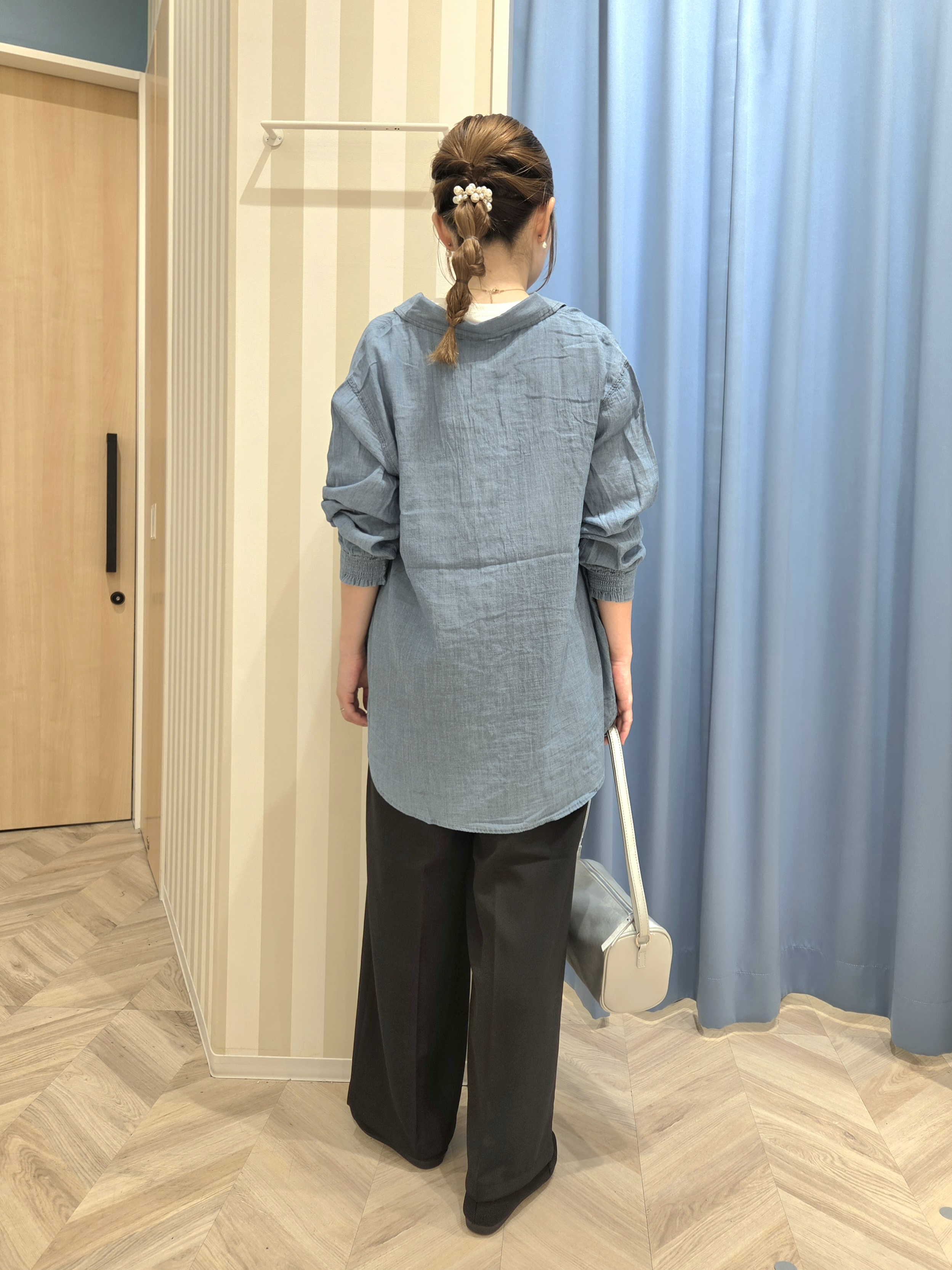 Ikumiさんの「SHOO･LA･RUE｜【綿100%/UV/S-LL/体型カバー】ヒップが隠せる 柔らかシアーデニムシャツ」を使ったコーディネート