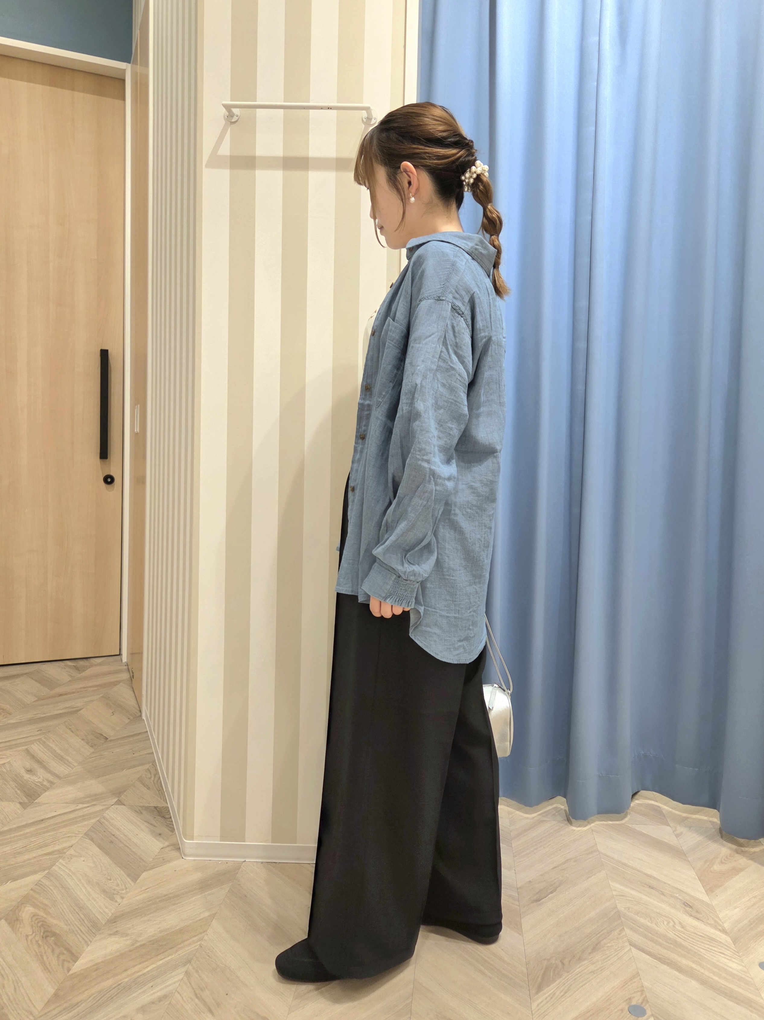 Ikumiさんの「SHOO･LA･RUE｜【綿100%/UV/S-LL/体型カバー】ヒップが隠せる 柔らかシアーデニムシャツ」を使ったコーディネート