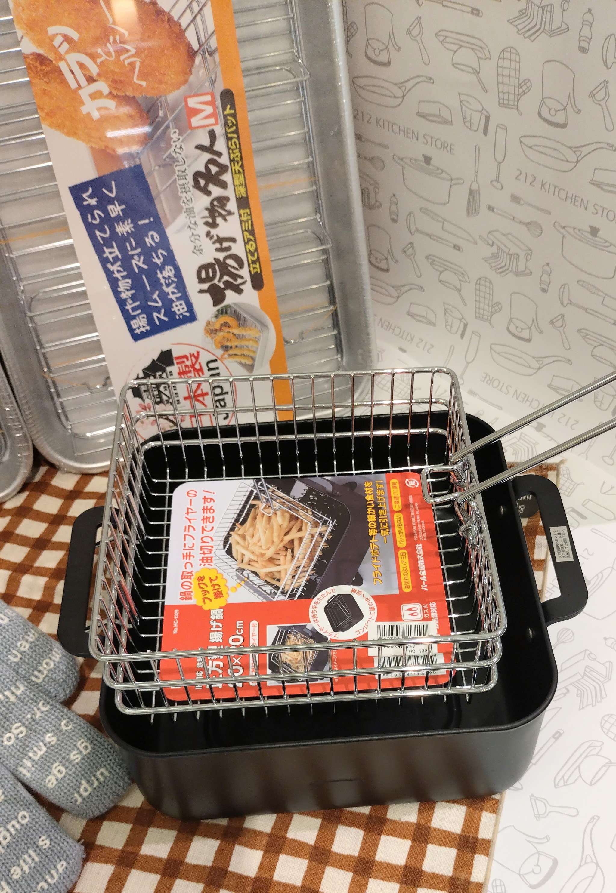PANタナカさんの「212 KITCHEN STORE｜鉄製正方型揚げ鍋20&times;20cm フライヤー付」を使ったコーディネート