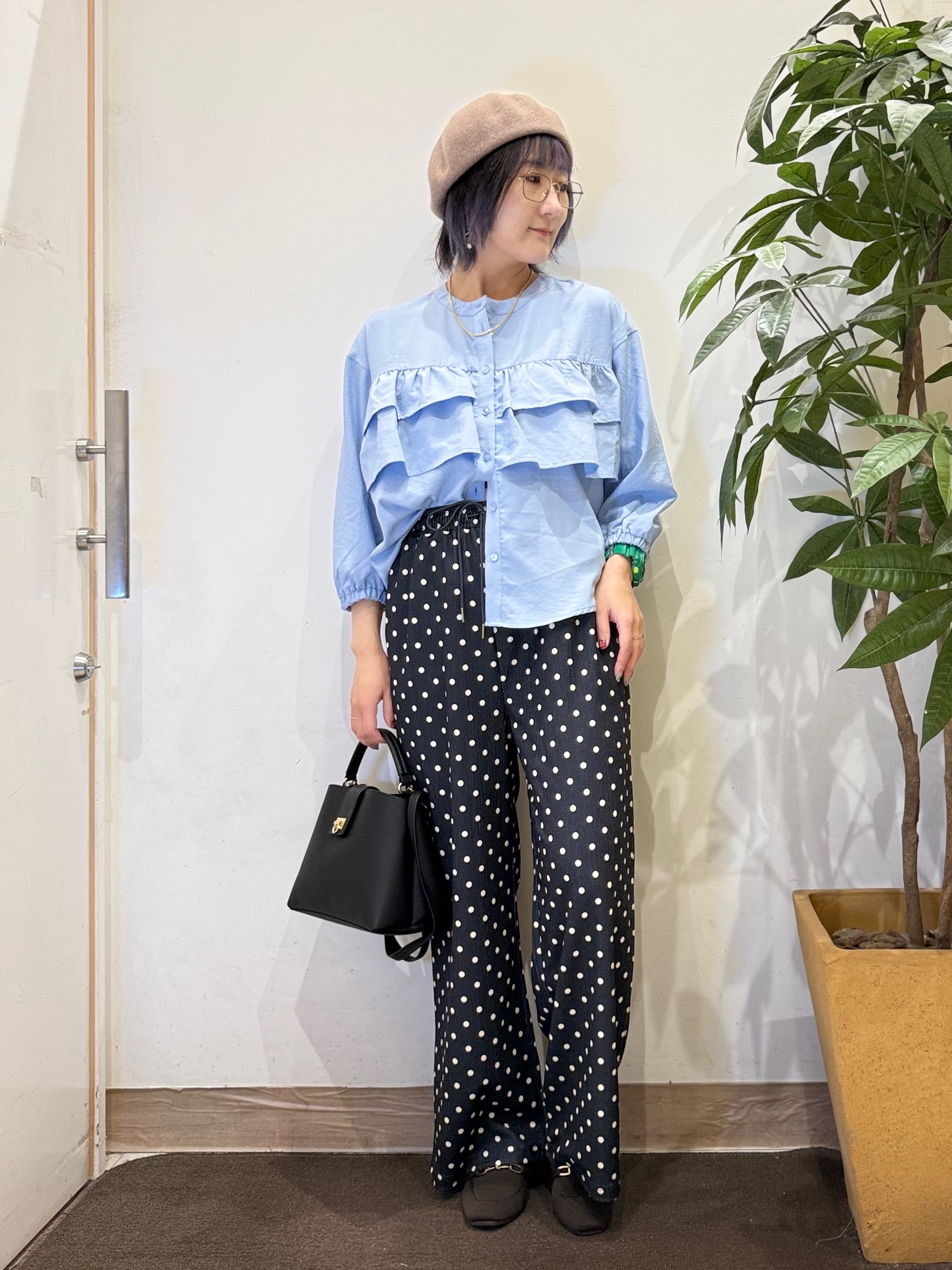 misakiさんの「SHOO･LA･RUE｜【S-LL/洗濯機可】1枚で華やか ティアードフリルブラウス」を使ったコーディネート
