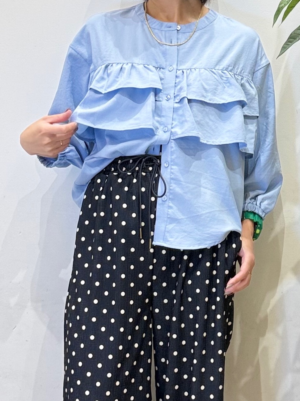 misakiさんの「SHOO･LA･RUE｜【S-LL/洗濯機可】1枚で華やか ティアードフリルブラウス」を使ったコーディネート