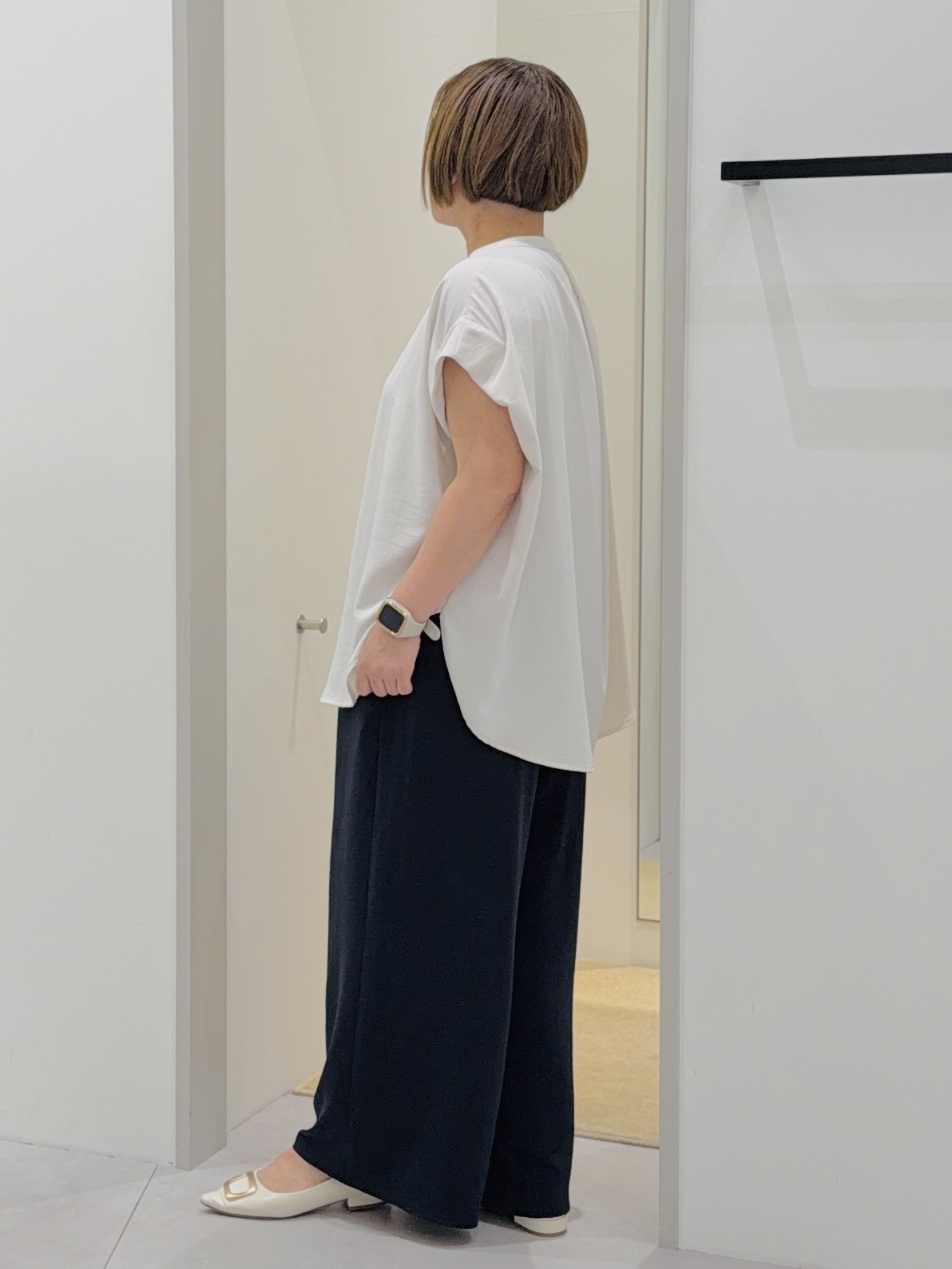 タナさんの「THE SHOP TK｜【防シワ/UV/セットアップ可】やみつきになる とろみバンドカラーブラウス」を使ったコーディネート