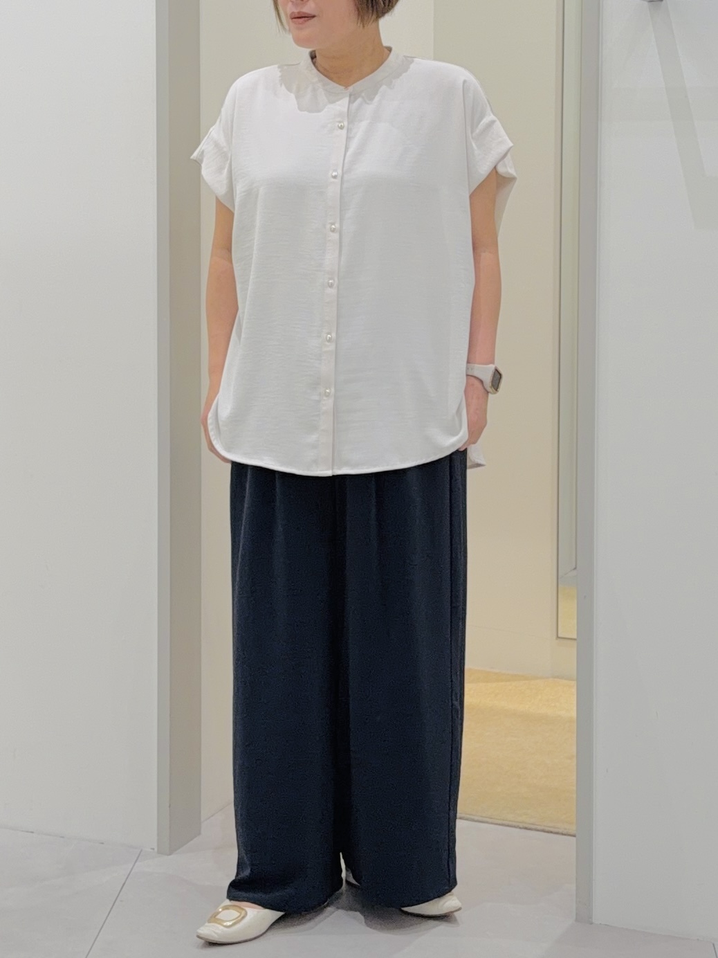 タナさんの「THE SHOP TK｜【防シワ/UV/セットアップ可】やみつきになる とろみバンドカラーブラウス」を使ったコーディネート