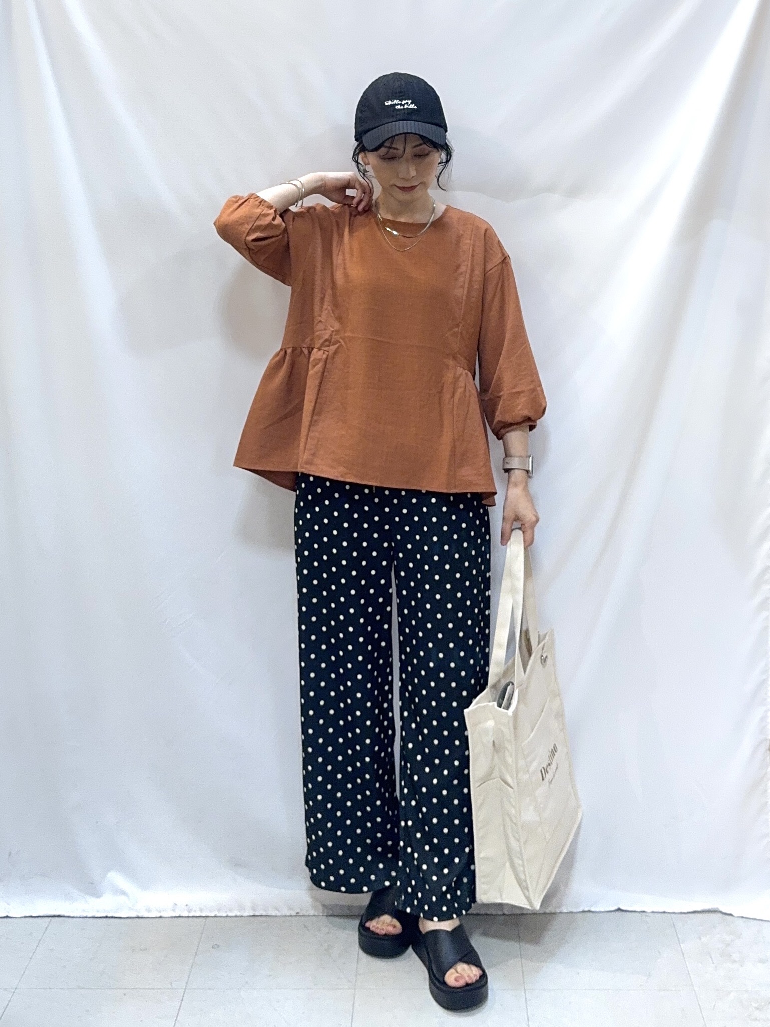 𝐇𝐢𝐫𝐨𝐦𝐢さんの「SHOO･LA･RUE｜【S-LL/洗濯機可/体型カバー】サイドギャザーで後ろも魅せる 7分袖ペプラムブラウス」を使ったコーディネート
