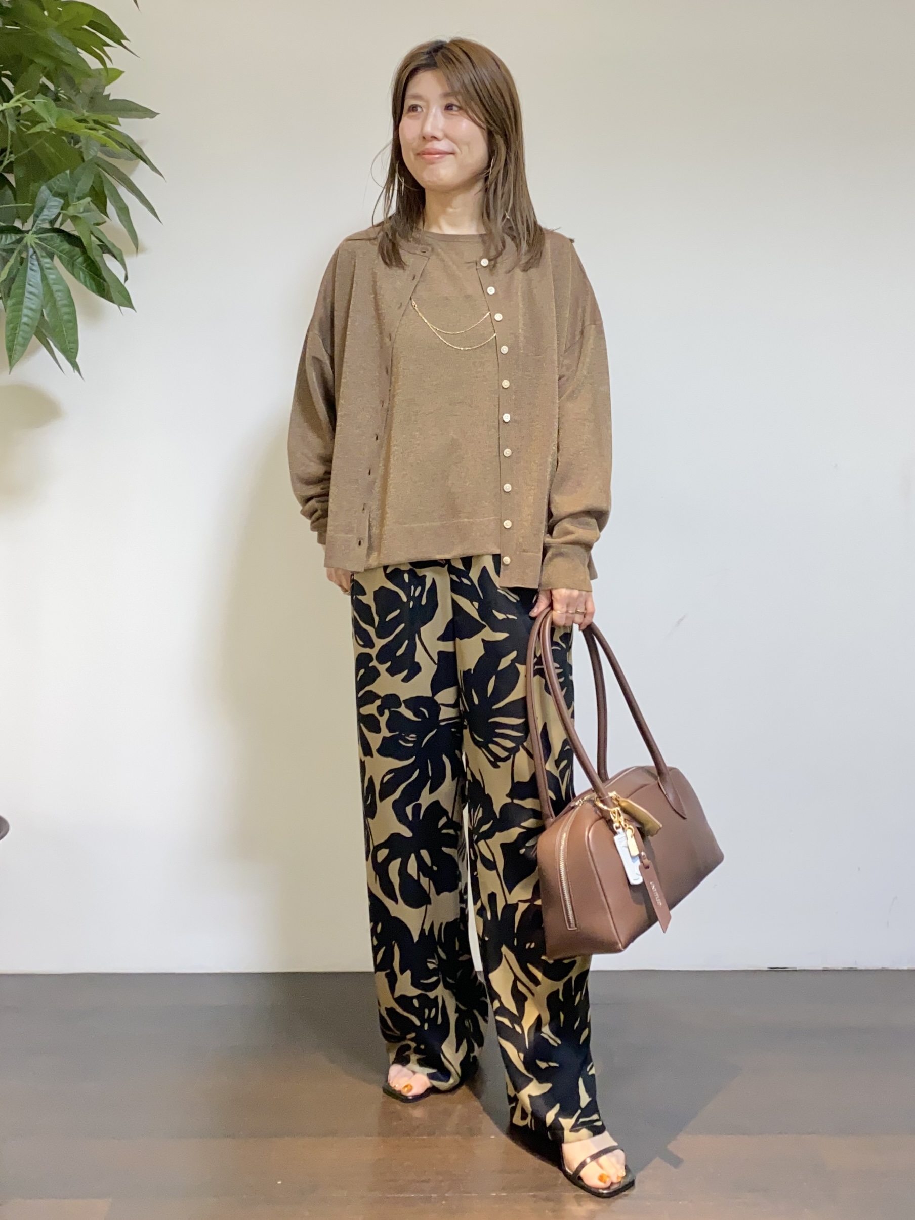 tomoさんの「UNTITLED｜【アンサンブル可/秋羽織り/シアー】前後2WAYカーディガン」を使ったコーディネート