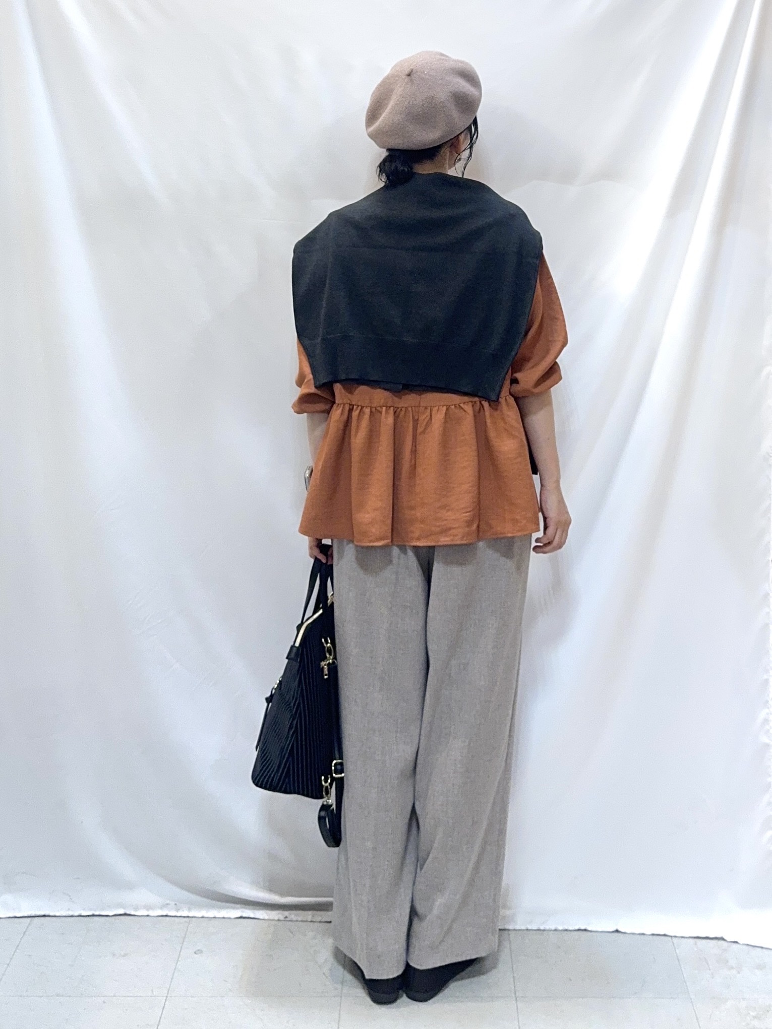 𝐇𝐢𝐫𝐨𝐦𝐢さんの「SHOO･LA･RUE｜【S-LL/洗濯機可】フロントが目を引く 大人レースカーディガン」を使ったコーディネート