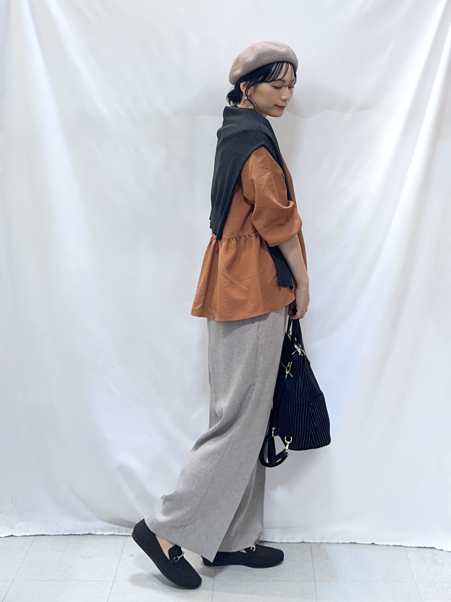 𝐇𝐢𝐫𝐨𝐦𝐢さんの「SHOO･LA･RUE｜【S-LL/洗濯機可】フロントが目を引く 大人レースカーディガン」を使ったコーディネート