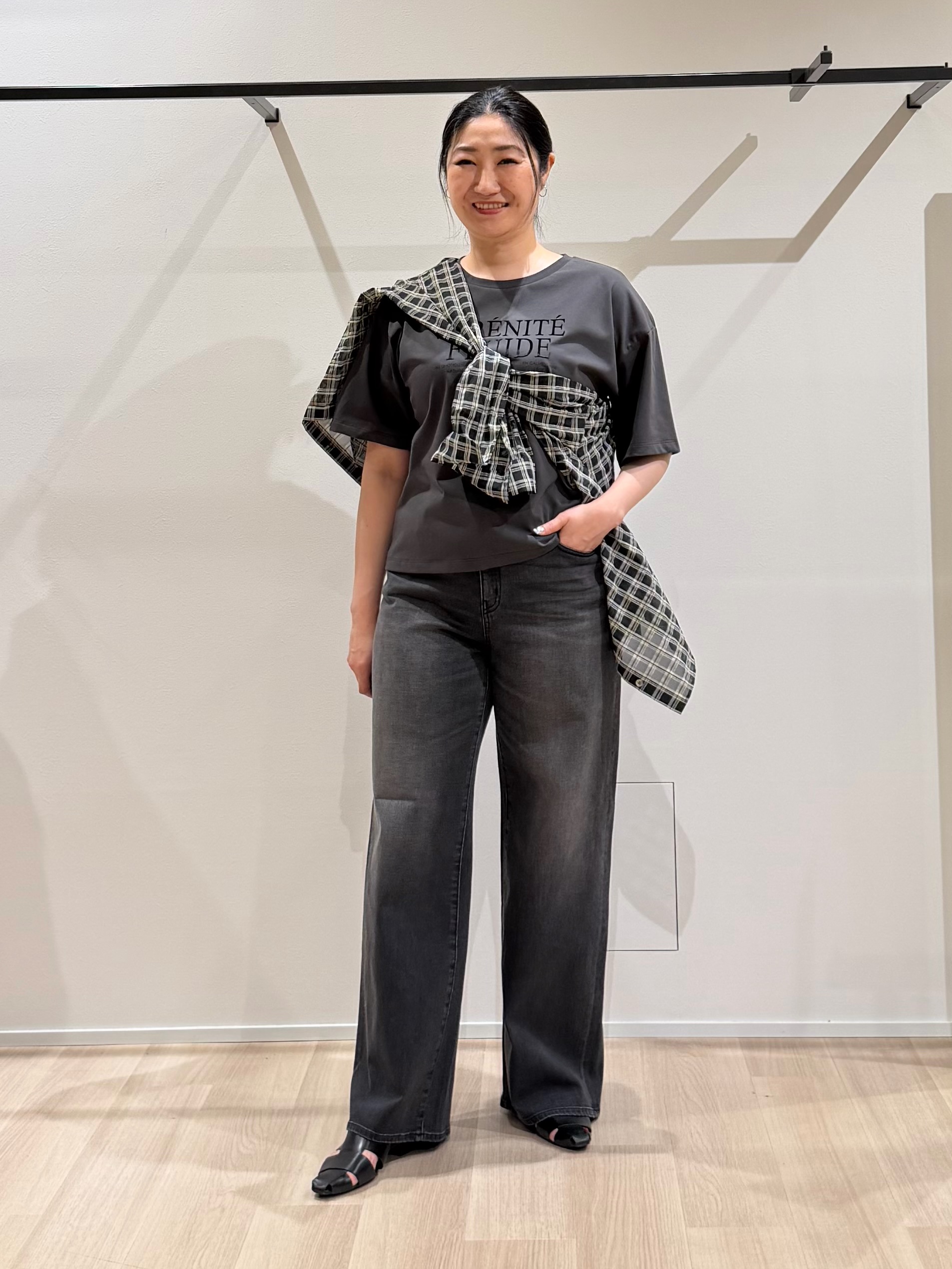 TOMOMIさんの「UNTITLED｜【丈感すっきり】ベロアプリントロゴT」を使ったコーディネート