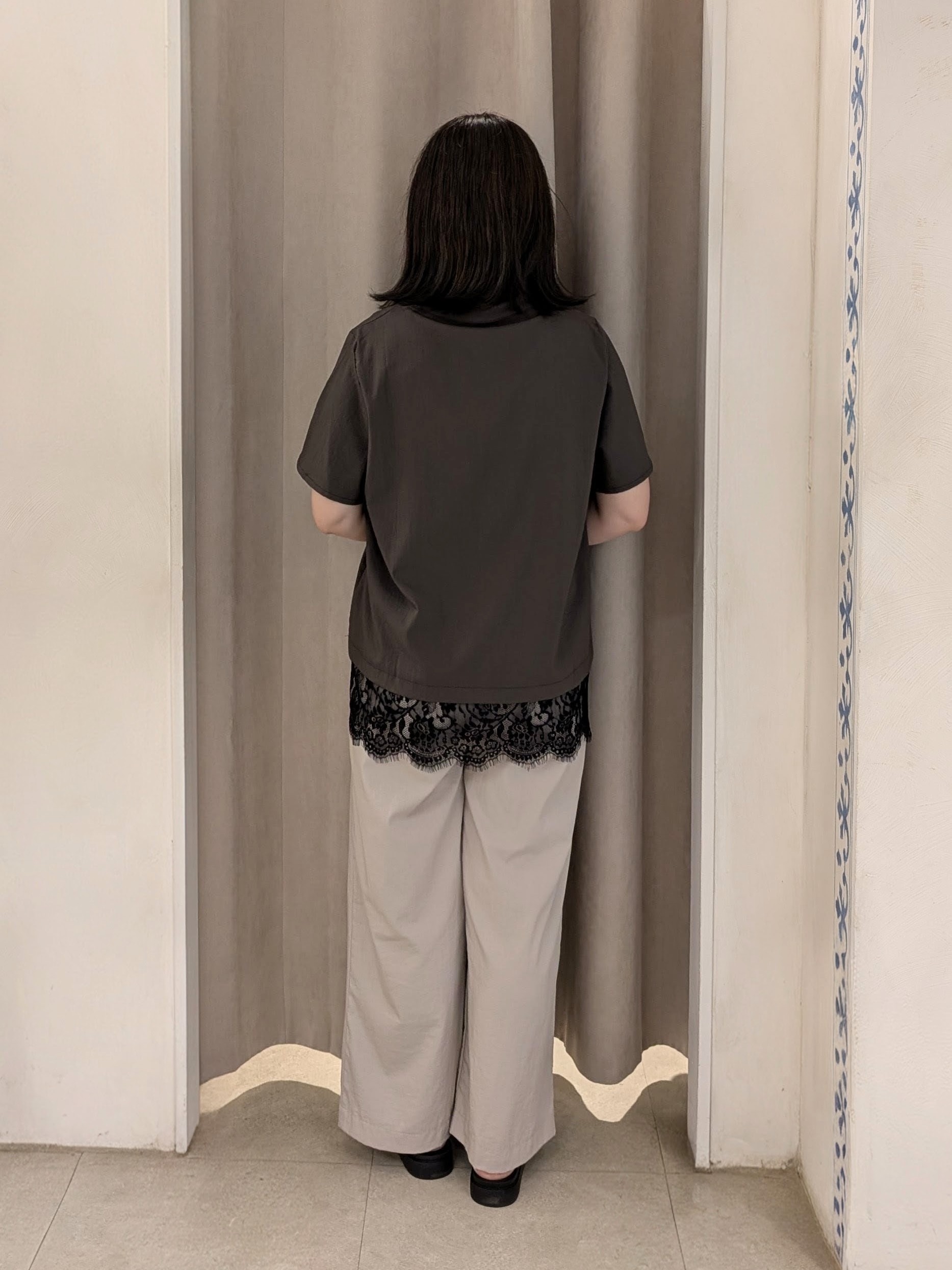 junさんの「SHOO･LA･RUE｜【ひんやり/洗濯機可】軽凛(かろりん) スキッパー裾レースブラウス」を使ったコーディネート