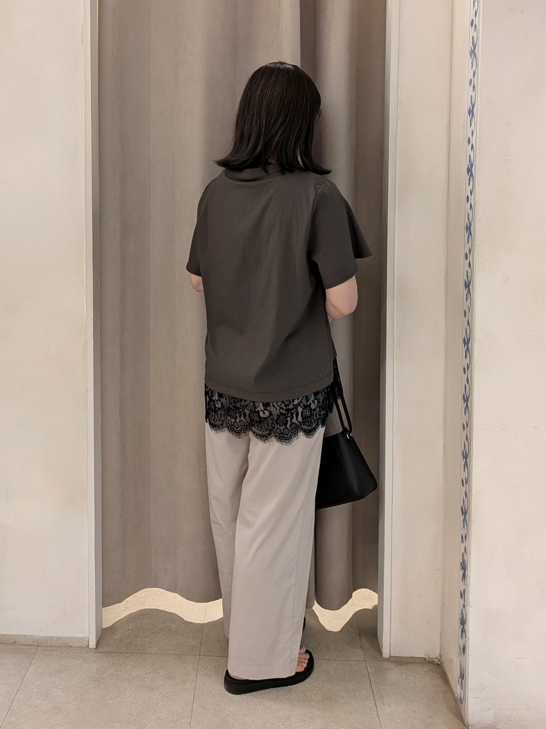 junさんの「SHOO･LA･RUE｜【ひんやり/洗濯機可】軽凛(かろりん) スキッパー裾レースブラウス」を使ったコーディネート