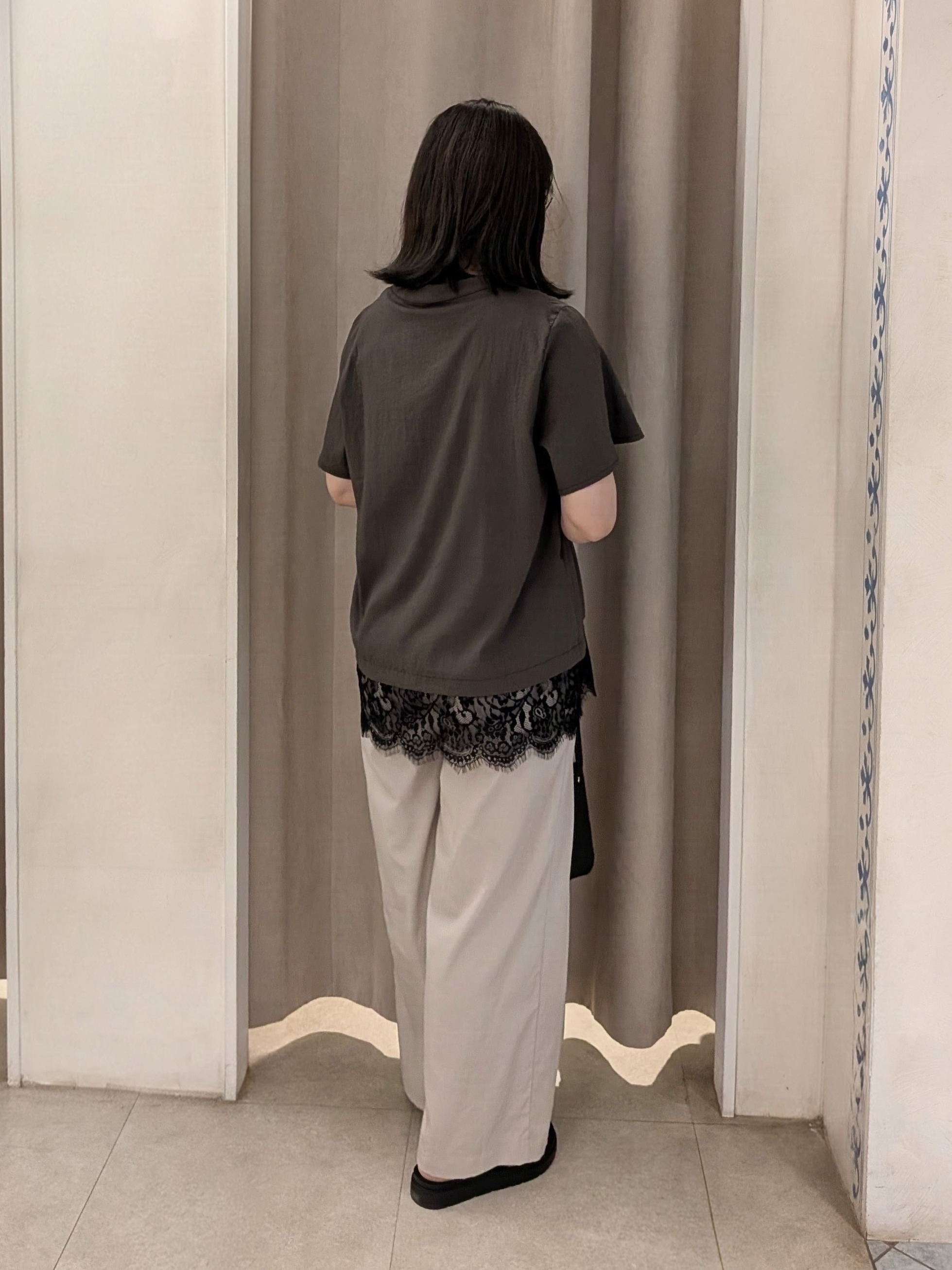 junさんの「SHOO･LA･RUE｜【ひんやり/洗濯機可】軽凛(かろりん) スキッパー裾レースブラウス」を使ったコーディネート