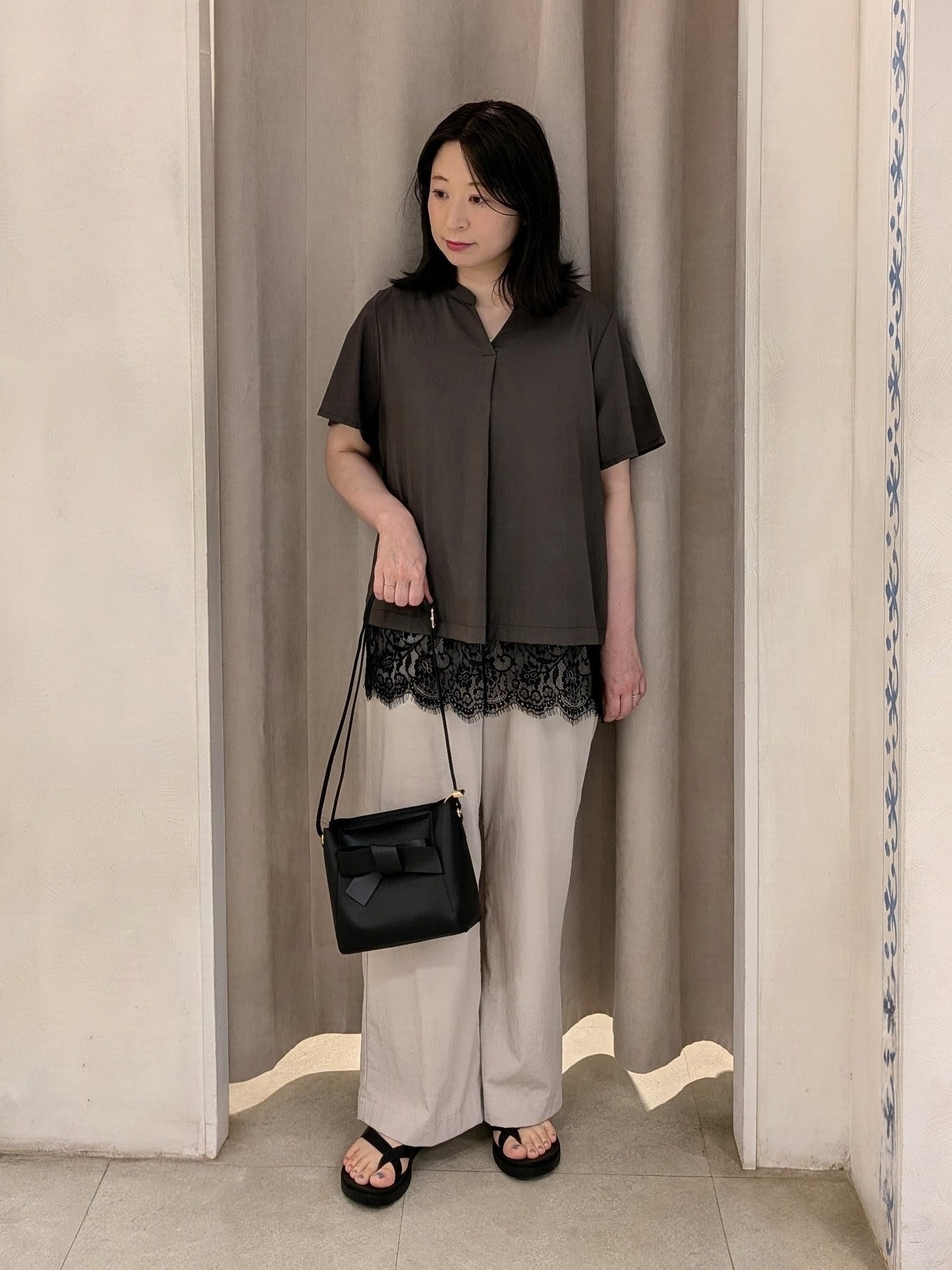 junさんの「SHOO･LA･RUE｜【ひんやり/洗濯機可】軽凛(かろりん) スキッパー裾レースブラウス」を使ったコーディネート