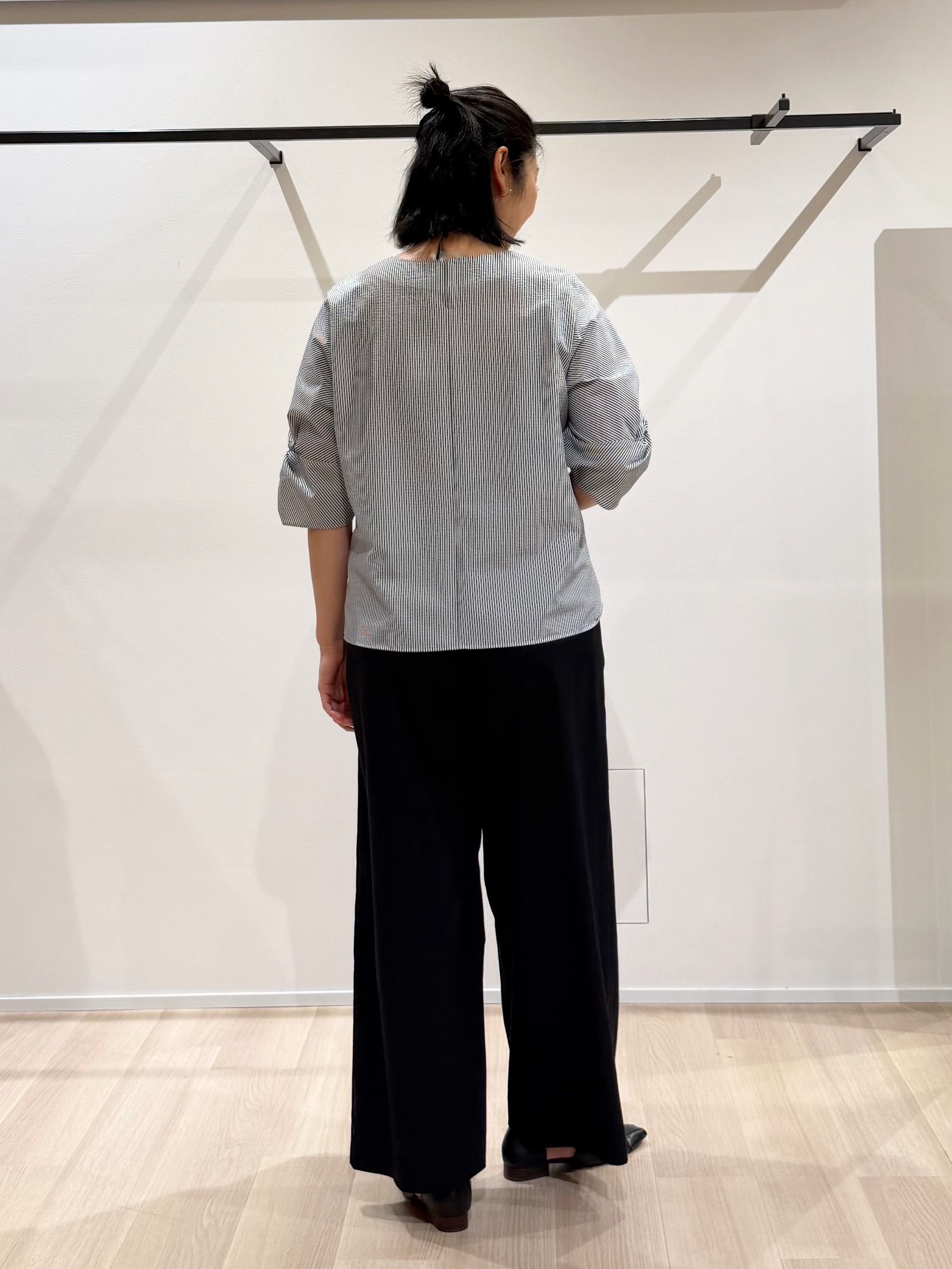 TOMOMIさんの「UNTITLED｜【撥水／UVケア】ねじり袖サッカートップス」を使ったコーディネート