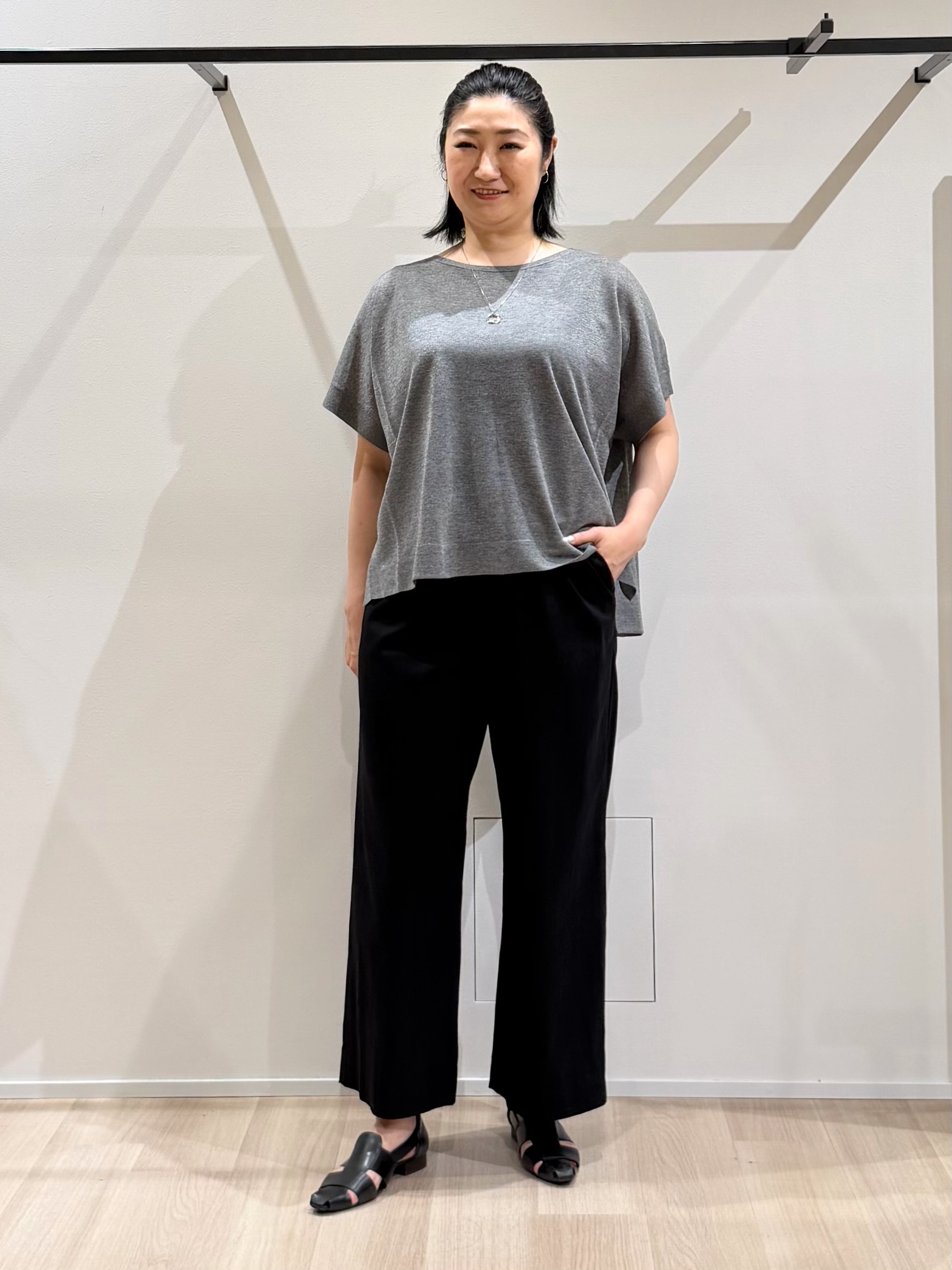 TOMOMIさんの「UNTITLED｜【撥水／UVケア】ねじり袖サッカートップス」を使ったコーディネート