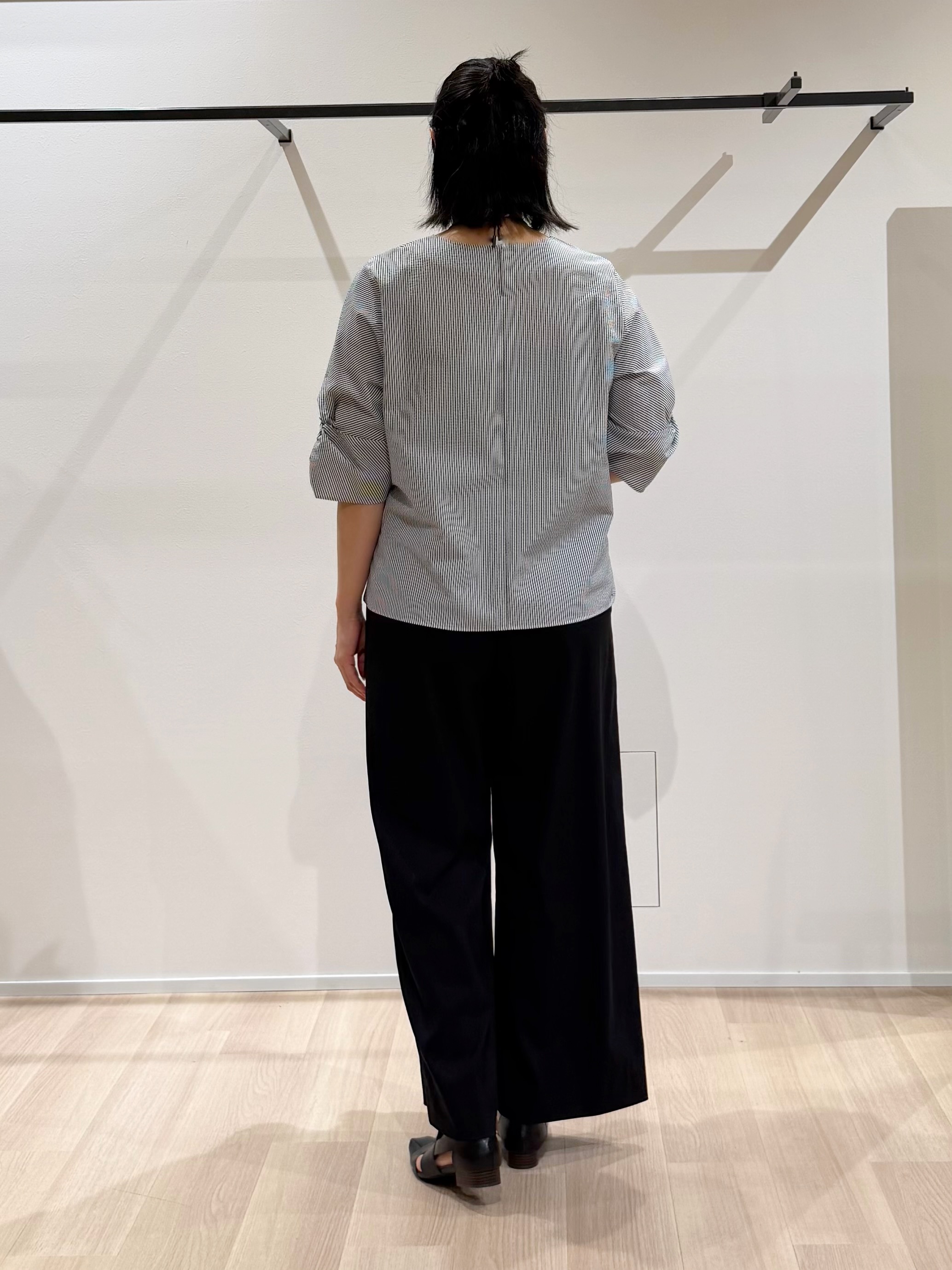TOMOMIさんの「UNTITLED｜【撥水／UVケア】ねじり袖サッカートップス」を使ったコーディネート