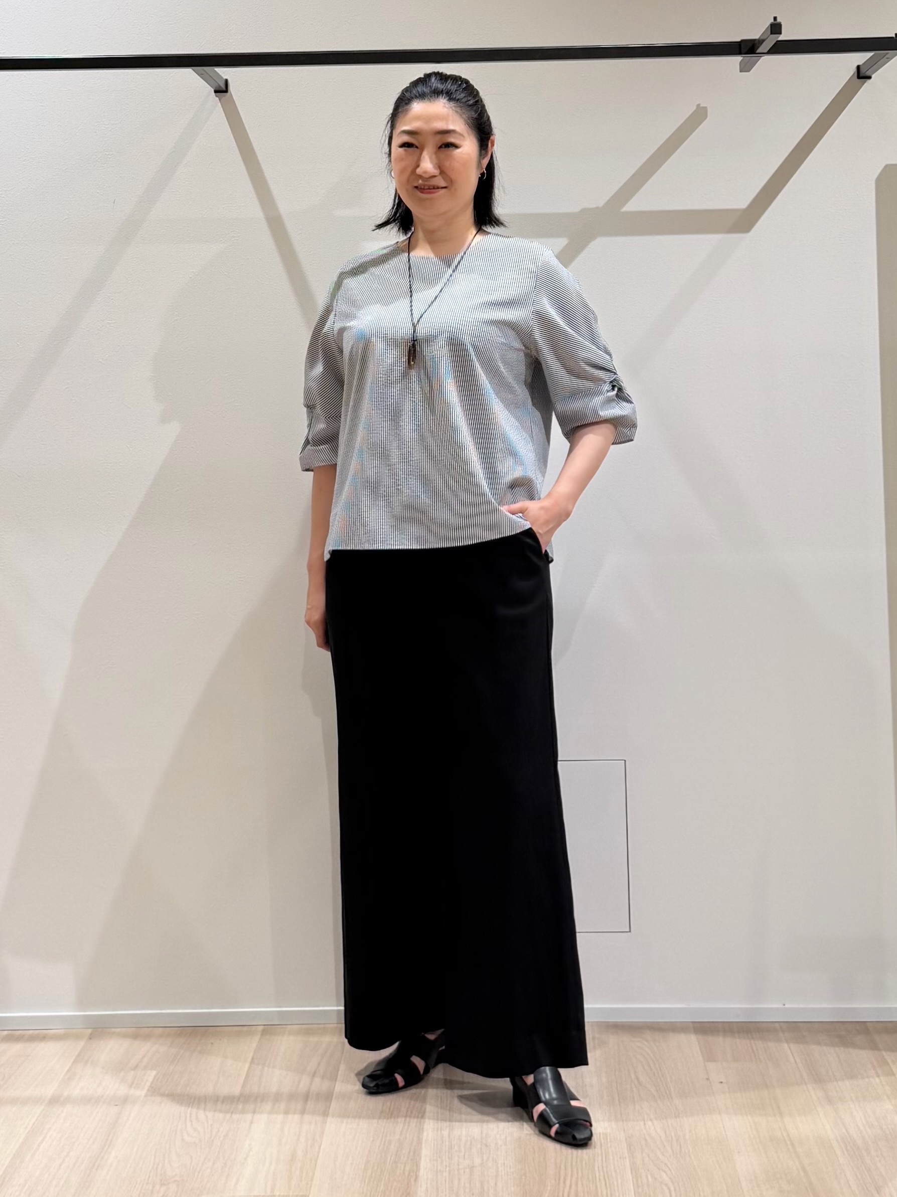 TOMOMIさんの「UNTITLED｜【撥水／UVケア】ねじり袖サッカートップス」を使ったコーディネート