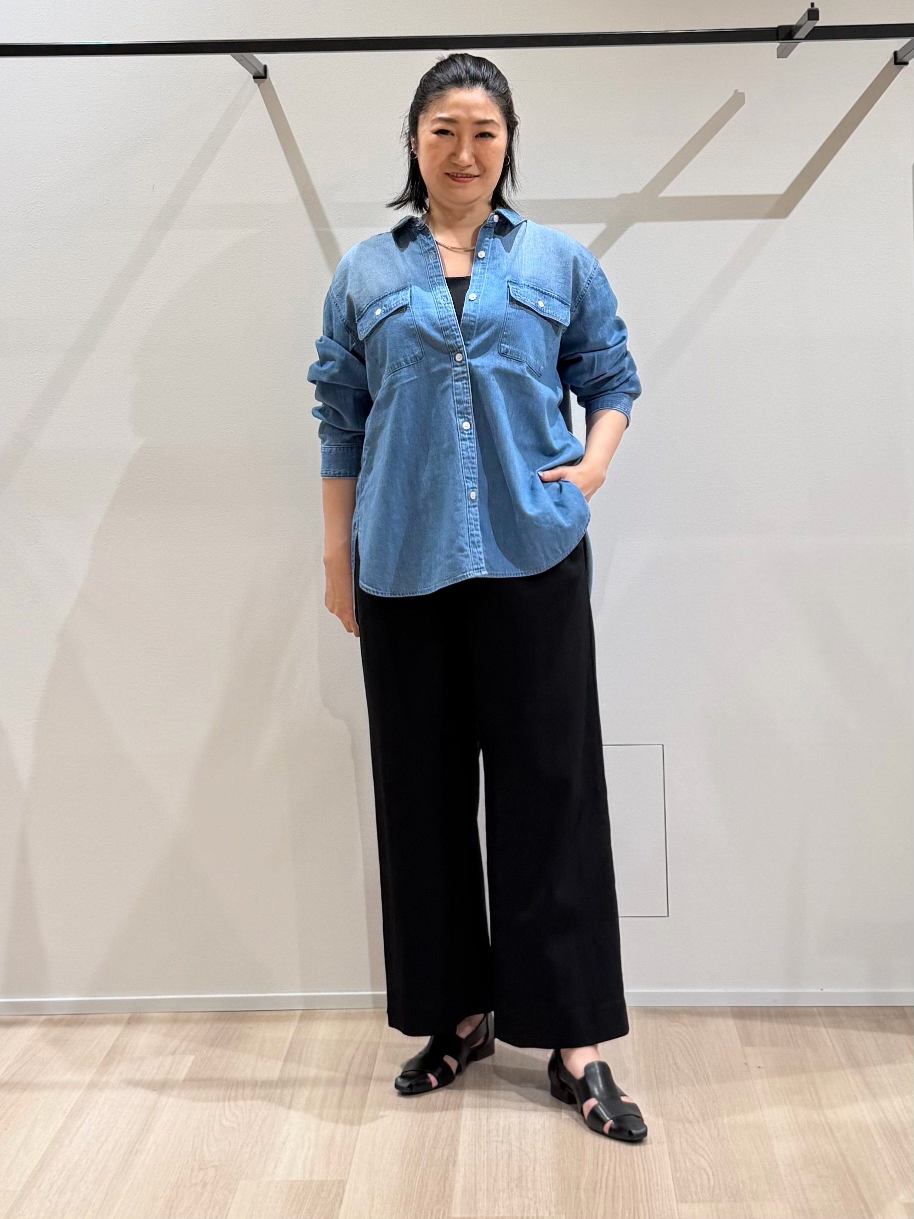 TOMOMIさんの「UNTITLED｜【洗える／体型カバー】ライトデニム ワークシャツ」を使ったコーディネート
