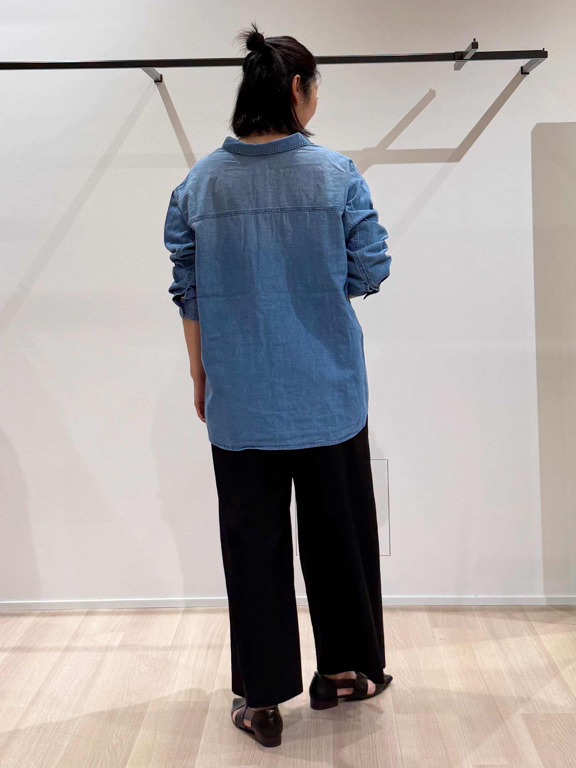 TOMOMIさんの「UNTITLED｜【洗える／体型カバー】ライトデニム ワークシャツ」を使ったコーディネート