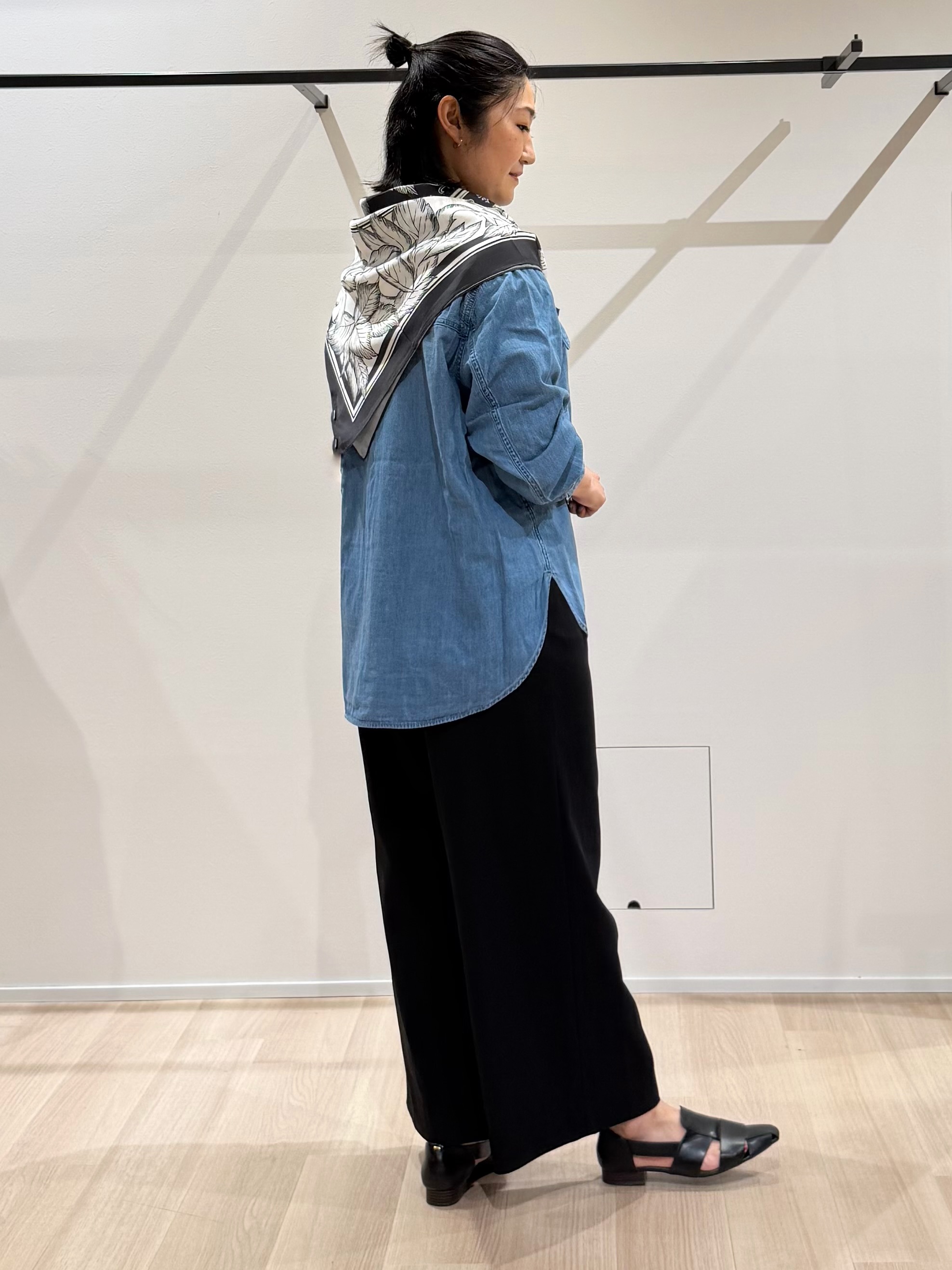 TOMOMIさんの「UNTITLED｜【洗える／体型カバー】ライトデニム ワークシャツ」を使ったコーディネート