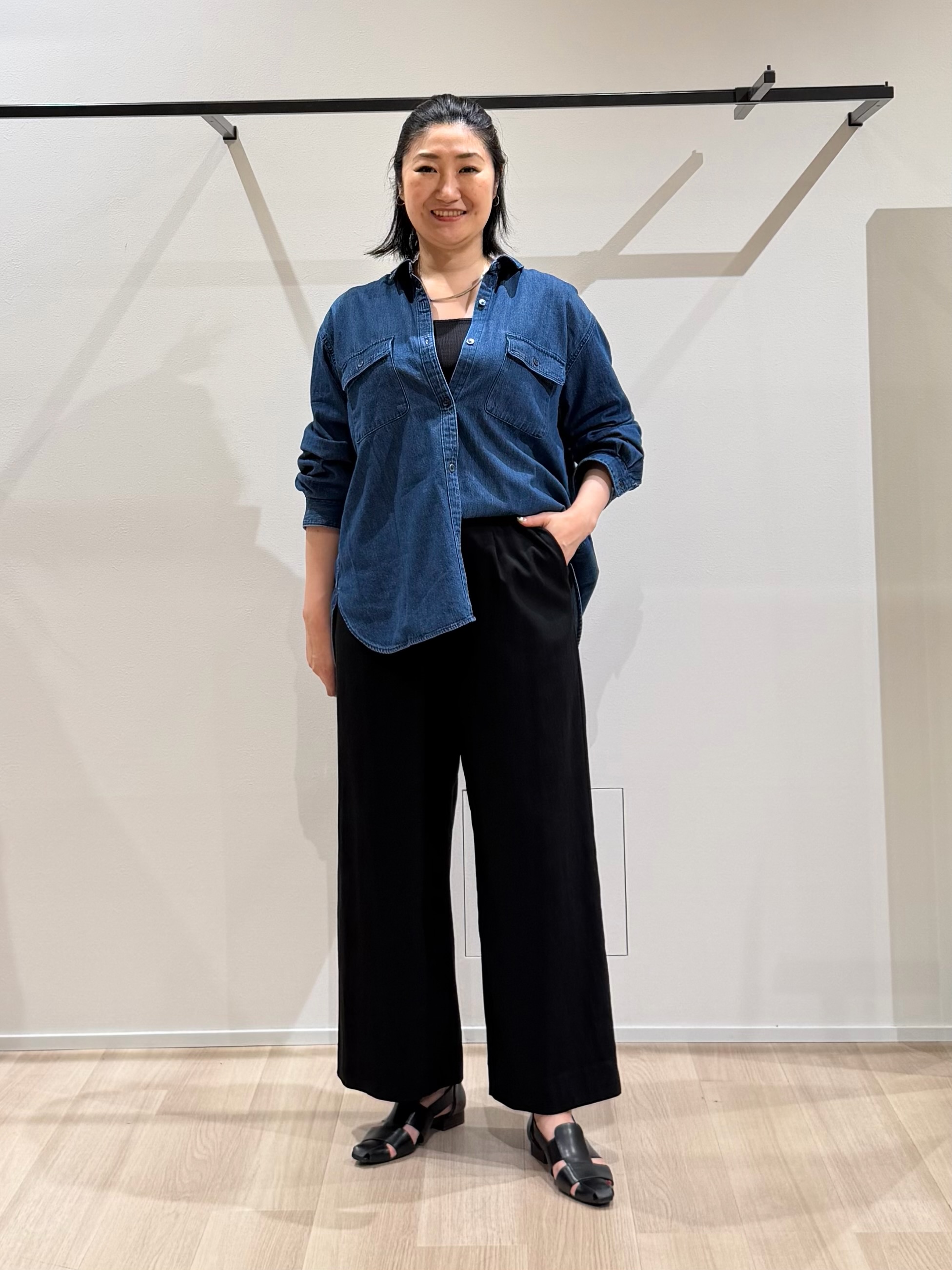 TOMOMIさんの「UNTITLED｜【洗える／体型カバー】ライトデニム ワークシャツ」を使ったコーディネート